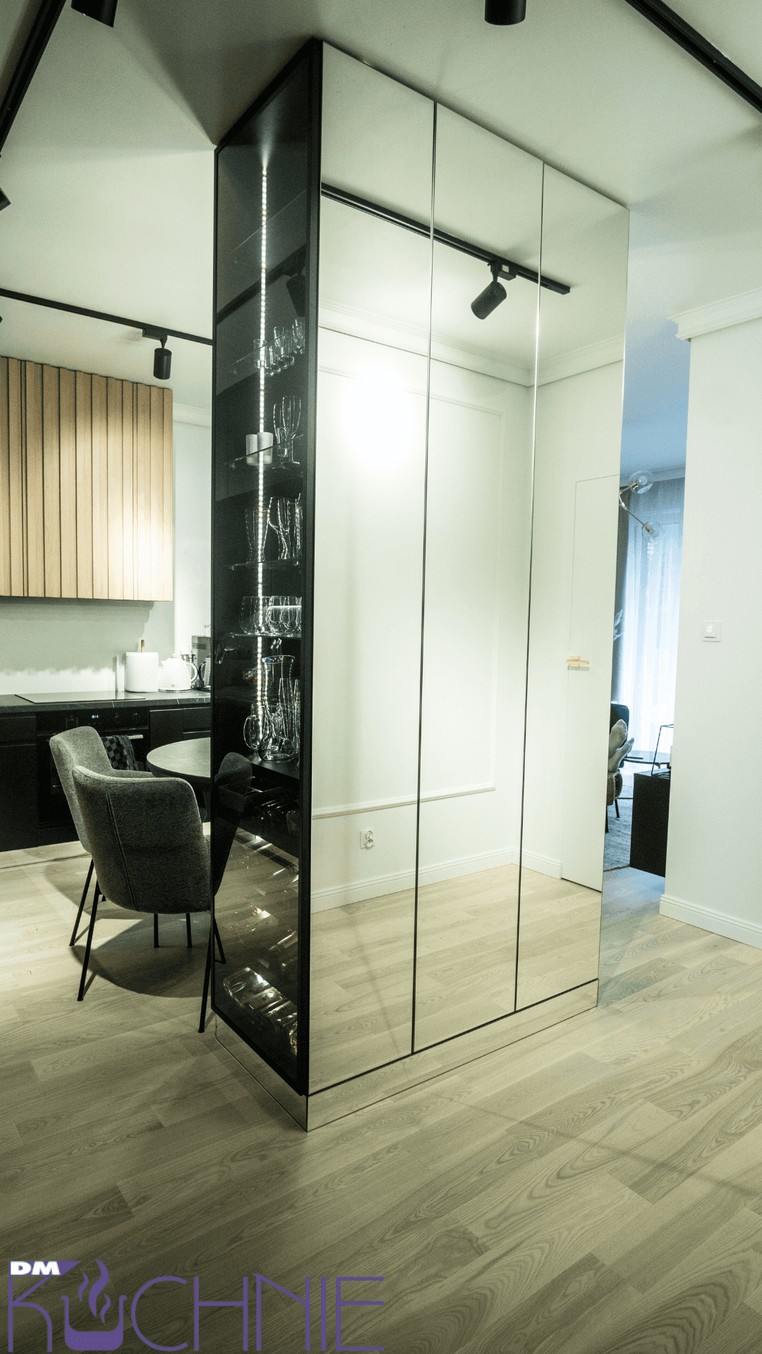 Zabudowa z lustrzanymi frontami w nowoczesnym mieszkaniu, meble wykonane na wymiar Warszawa