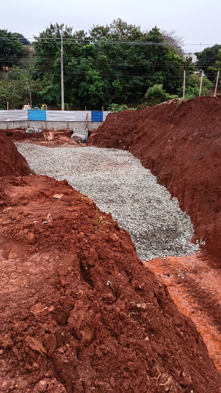 Escavação e preparação de fundação em obra em Londrina