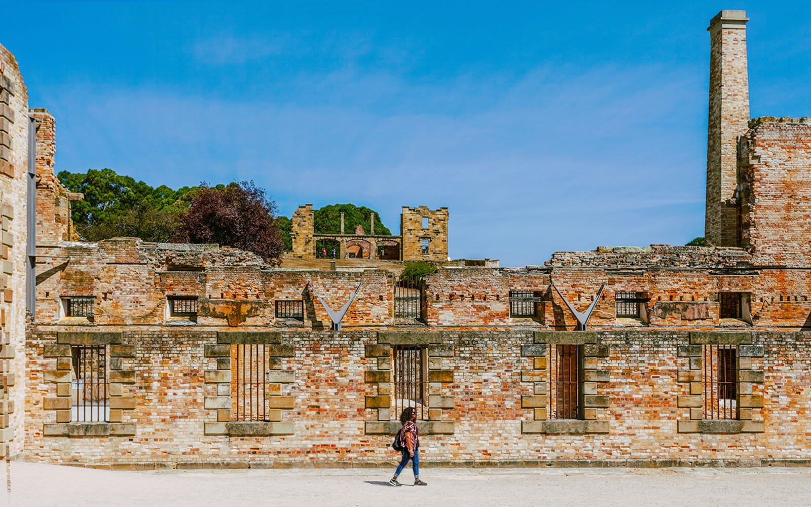 塔斯马尼亚的亚瑟港历史遗址，游客在砖砌废墟间漫步。