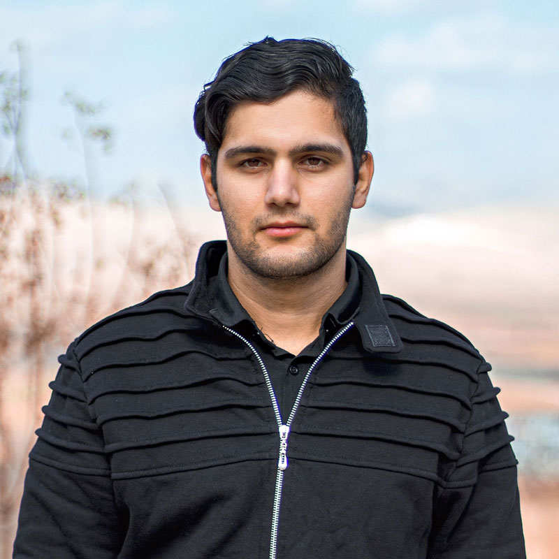Fotografía de una mujer joven de piel morena y cabello largo negro, con expresión reflexiva; representa el perfil de una madre de familia interesada en servicios de salud mental y bienestar emocional para fortalecer sus vínculos personales.