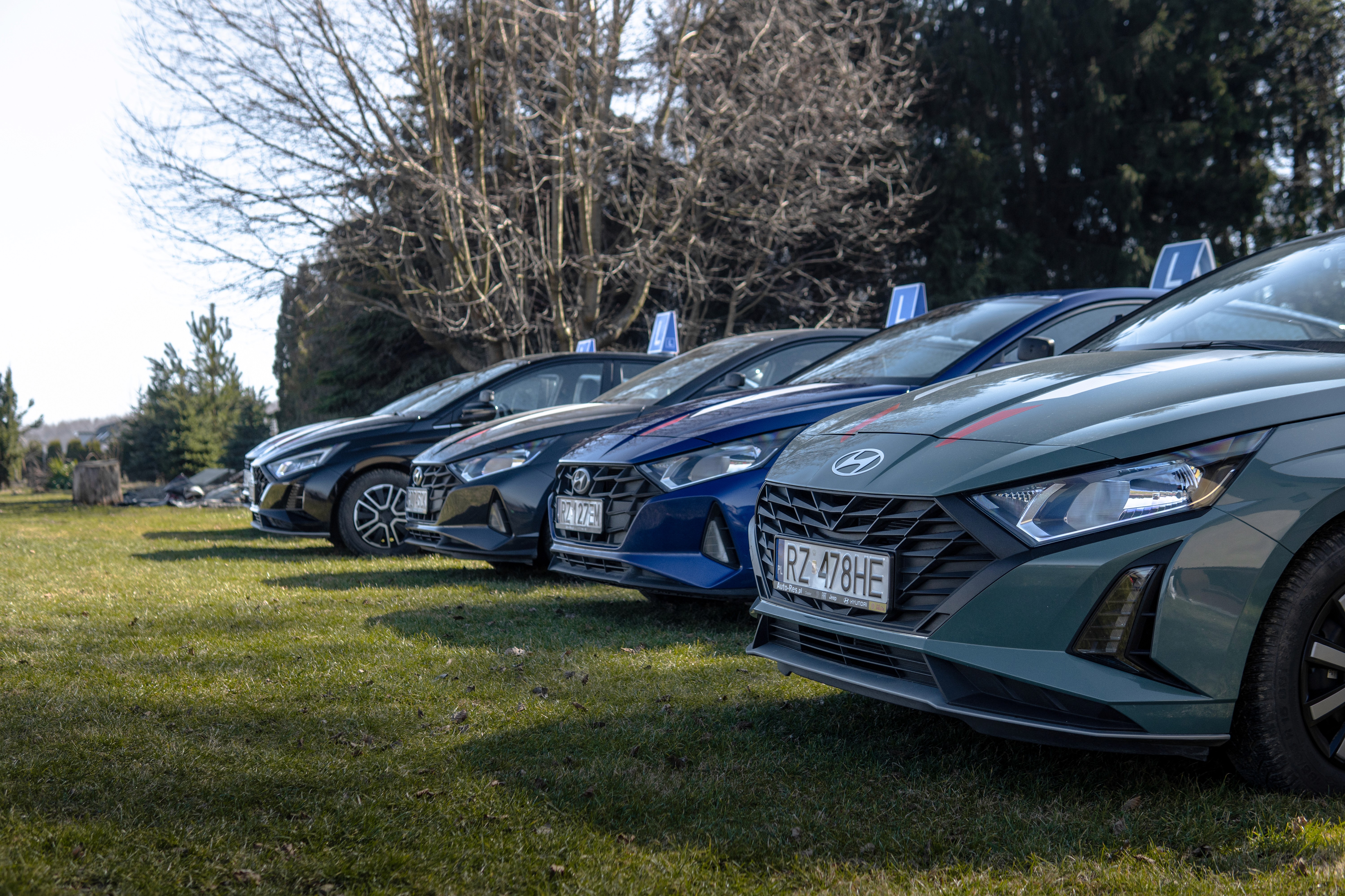 Samochód wraz z motocyklem w szkole nauki jazdy OSK You Can Drive w Rzeszowie na placu manewrowym.