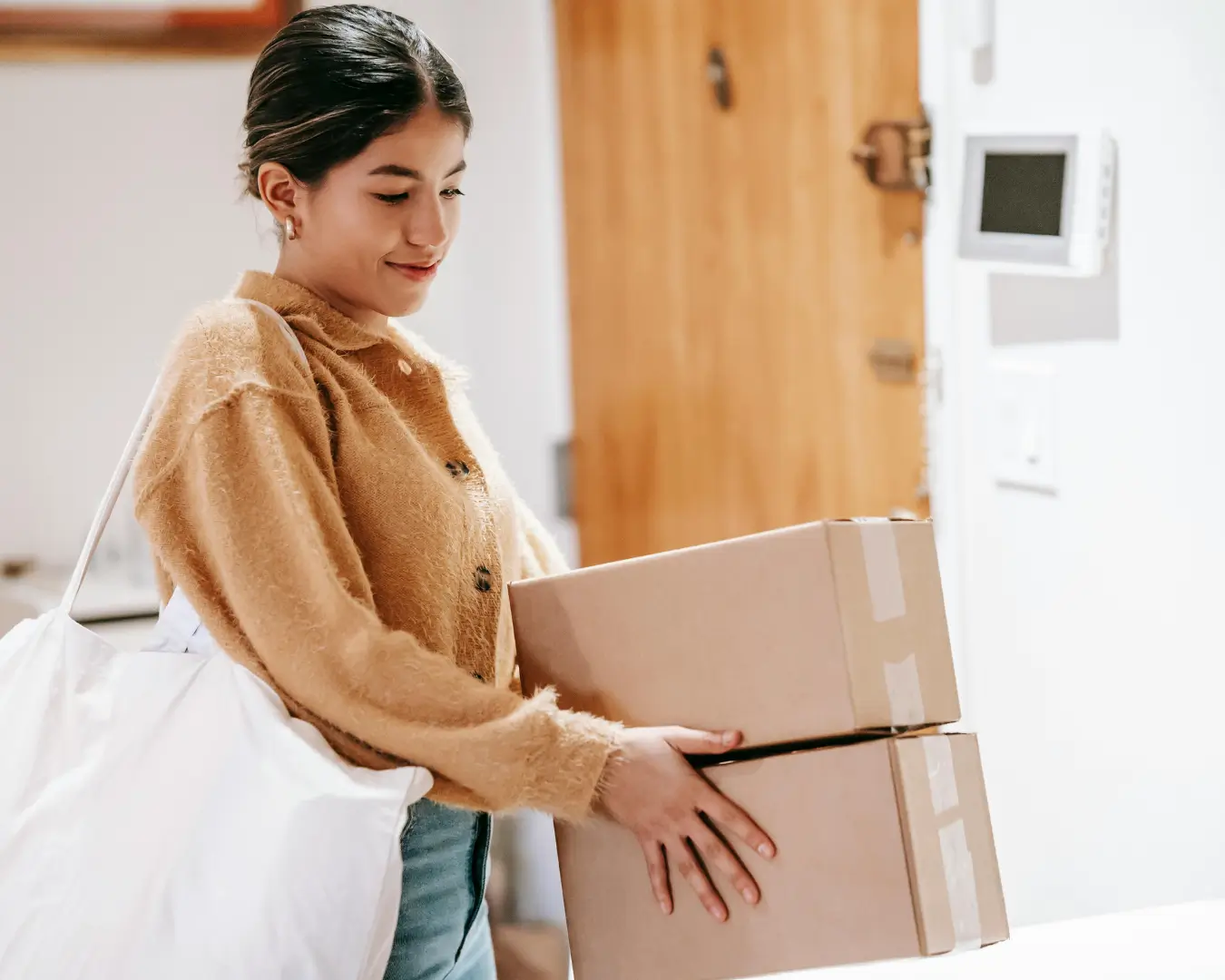 Paquetes de envío para ecommerce en México con etiquetas de paquetería