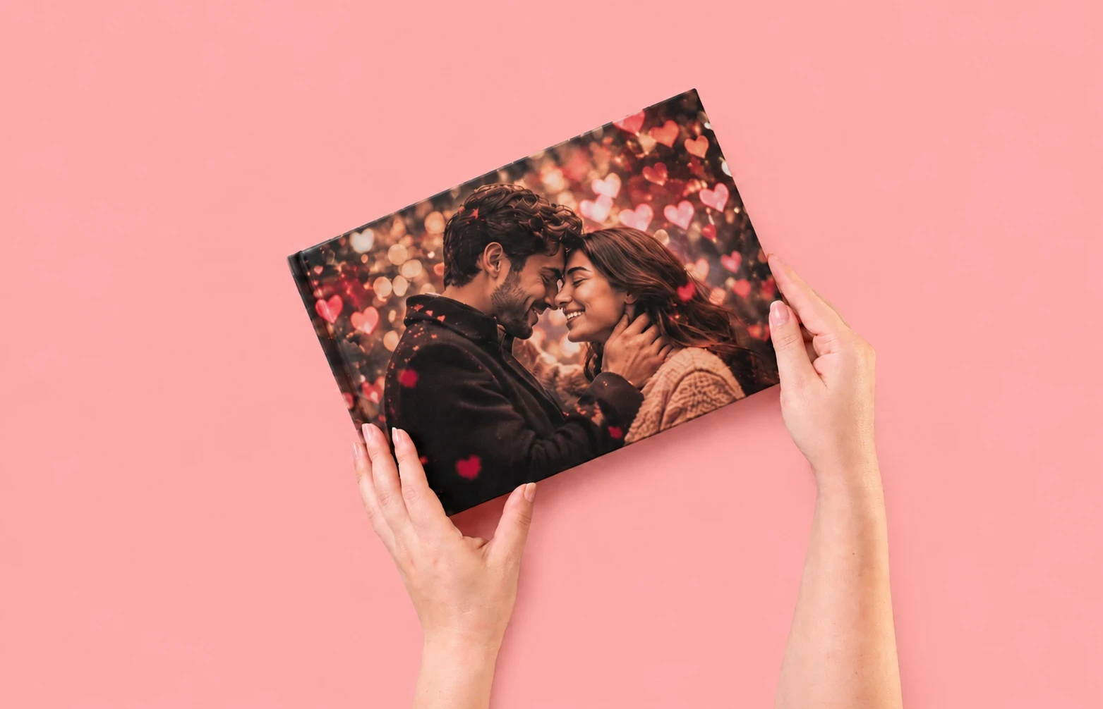 Pessoa segurando fotolivro com foto de mulher sorrindo ao ar livre, com a frase “Eu amo o Norte” escrita no canto da imagem