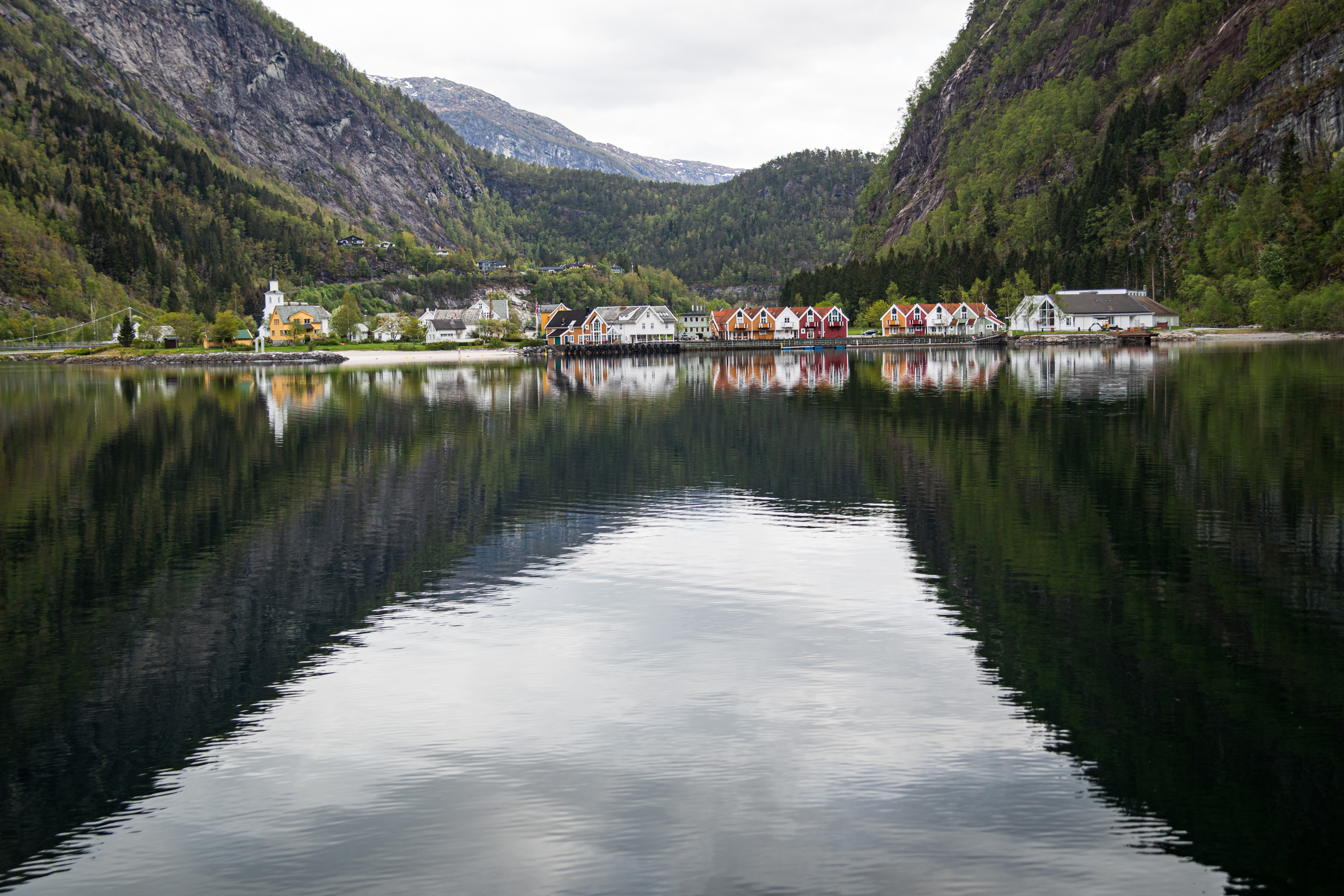 Mofjorden om Mo sentrum med fjell i bakgrunnen