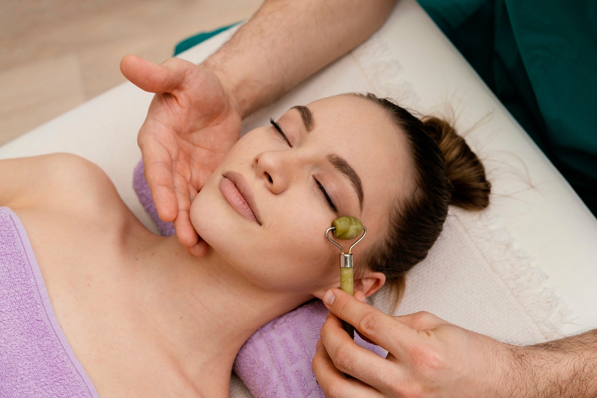 Gesichtsstraffung durch Massage: Wie Sie die Konturen wiederbeleben