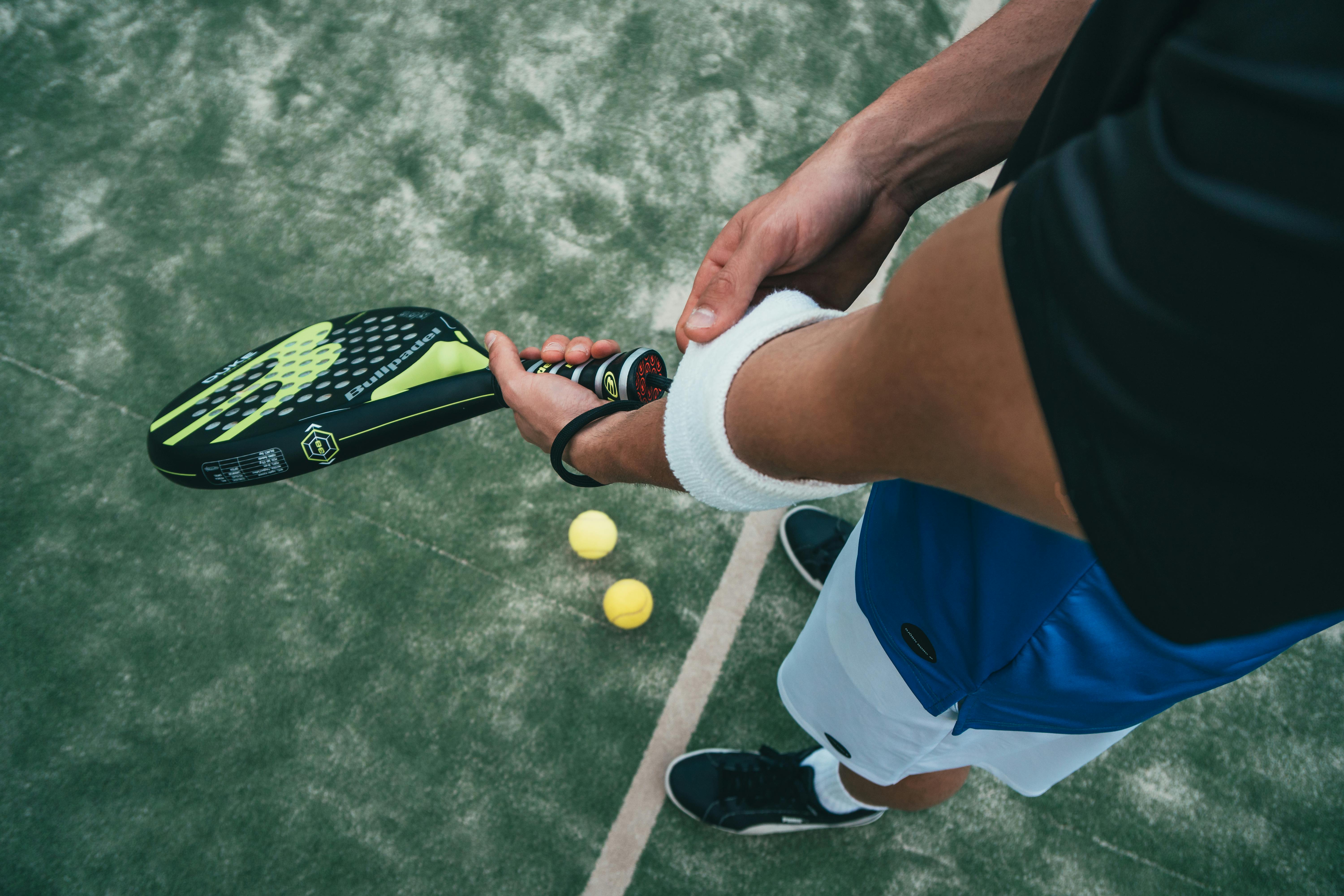 Padelspelers genieten van zonnige dag op padelbaan naast het strand in Barcelona
