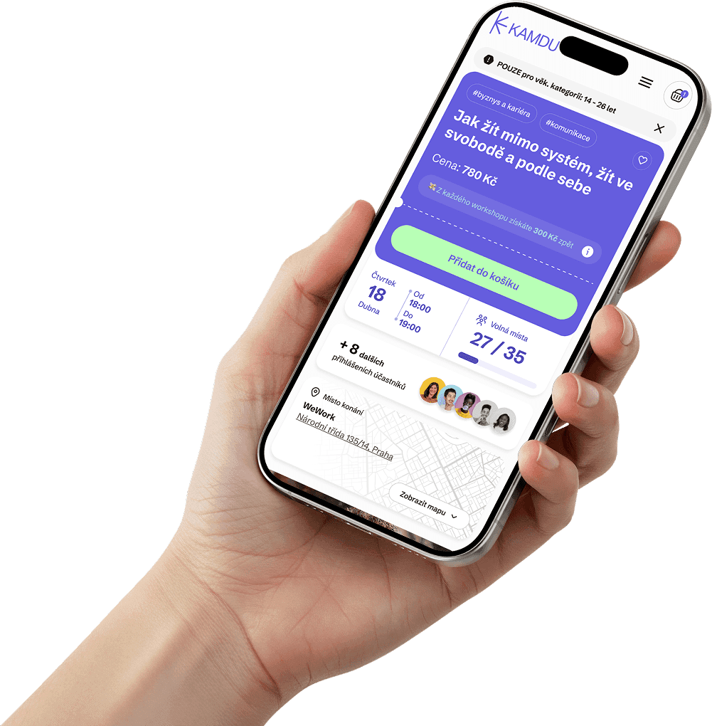 Mockup telefonu v ruce s detailem workshopu v aplikaci Kamdu