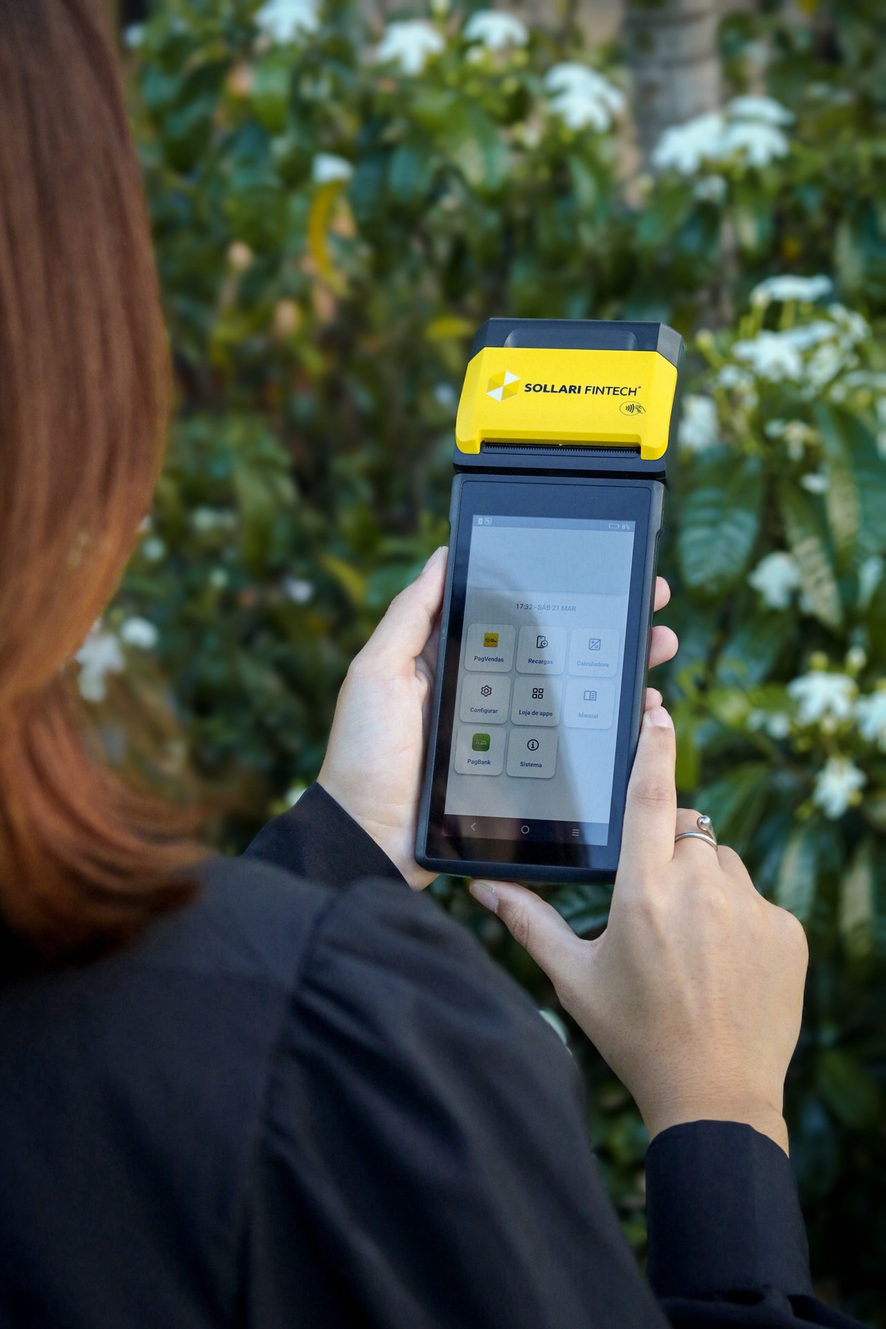 Empreendedora usando maquininha Sollari
