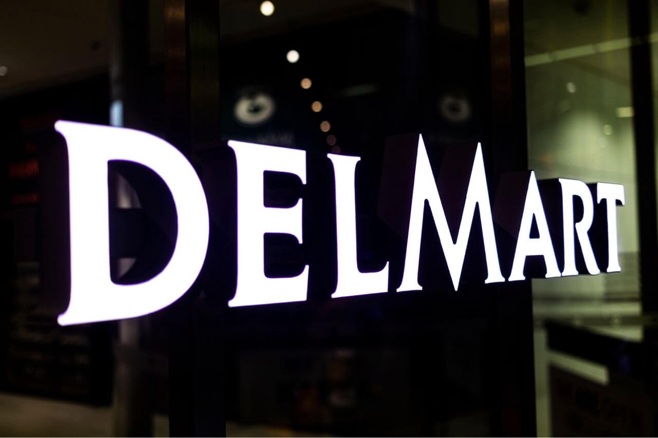 Bílá svítící písmena