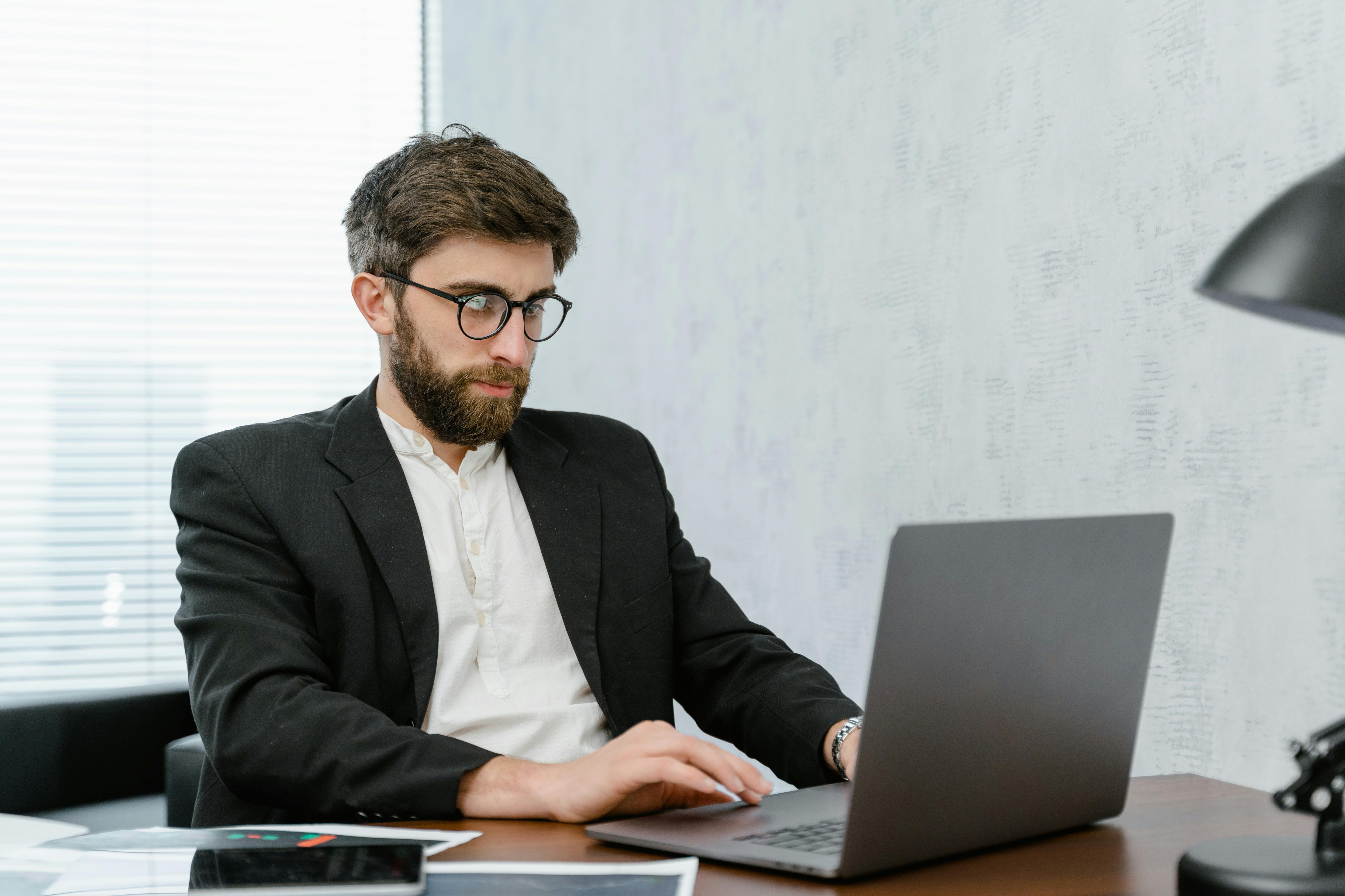 Consulente in giacca al laptop: coaching business e consulenza aziendale