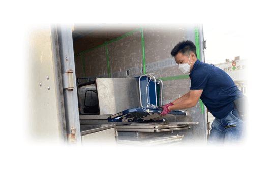 金庫を積み込んでいる男性