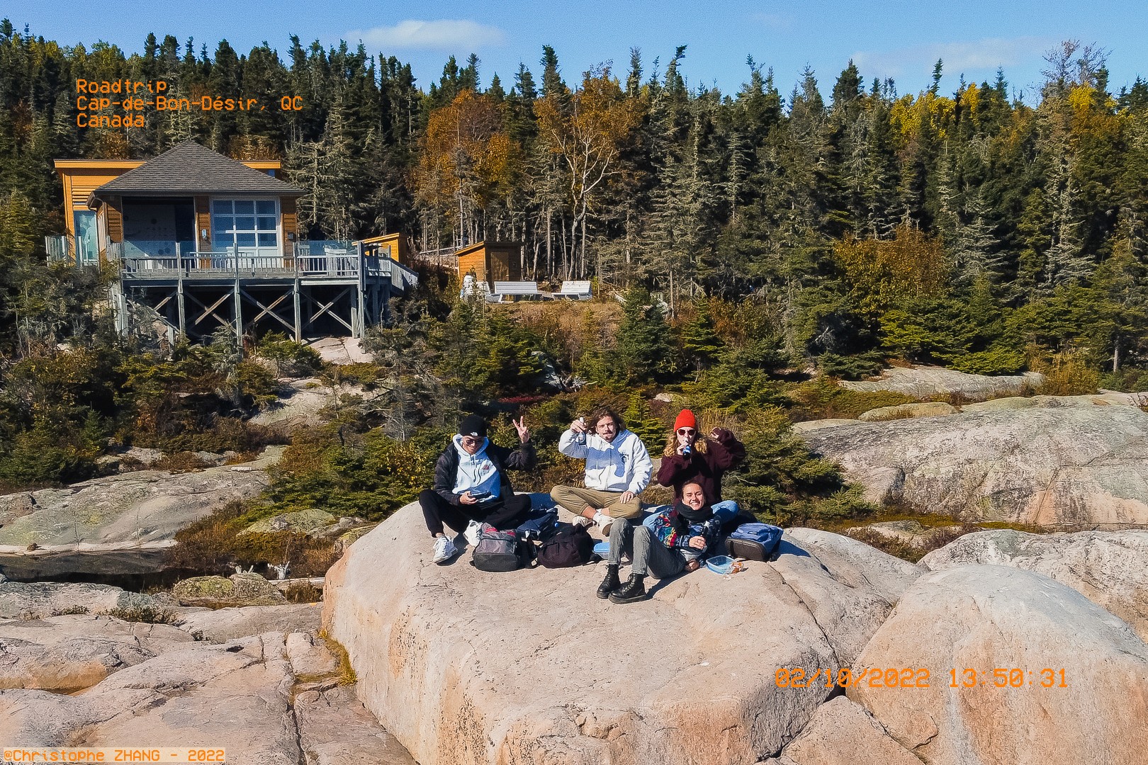 Groupe en pique‑nique sur les rochers, Cap‑de‑Bon‑Désir