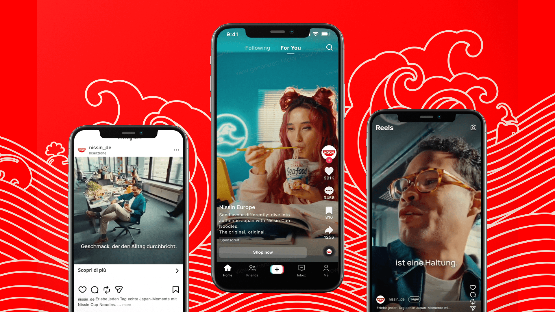 Panorama alieno con lunga strada su cui si muove FIAT Pandina, è fra nuvole ed edifici tondeggianti e allungati 
