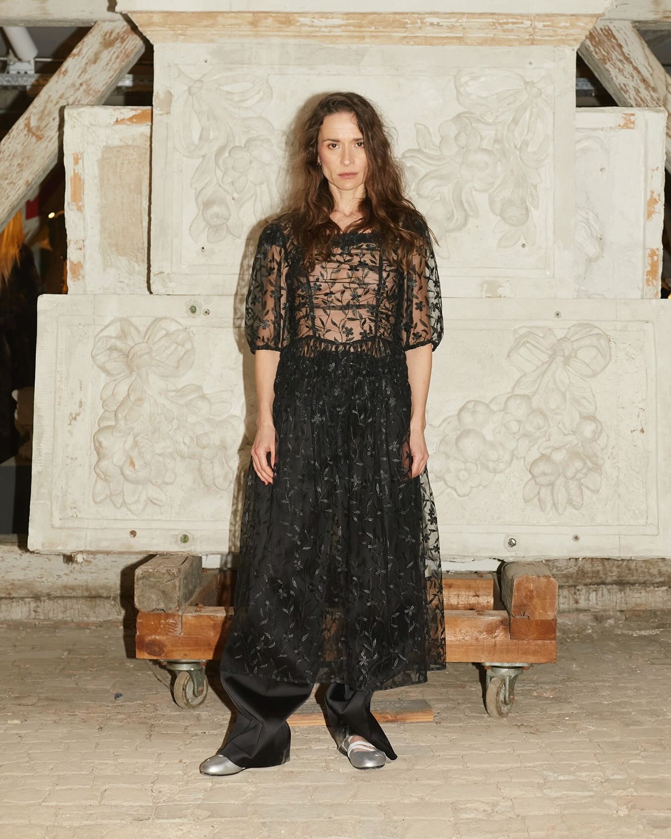 Une mannequin Operasport porte une robe transparente à motifs noirs