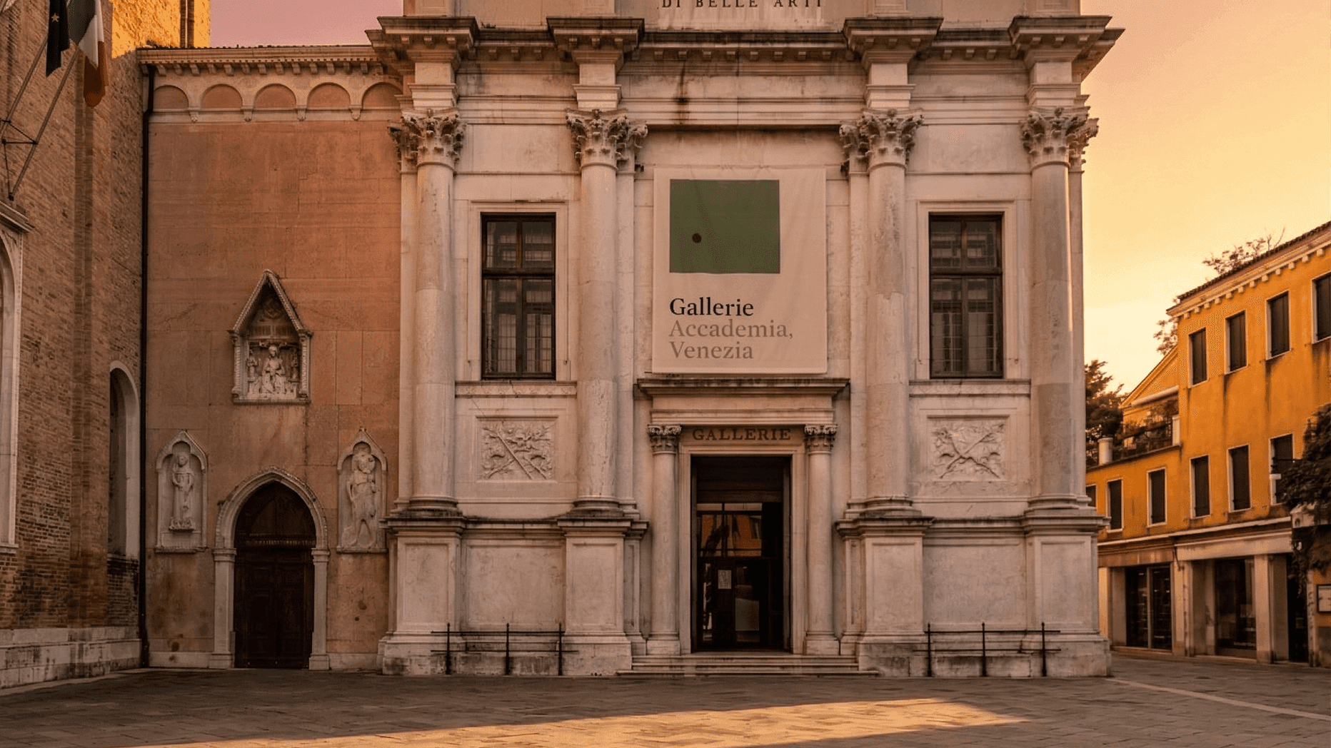 Фасад Галереи Академии в Венеции, главный вход в музей Gallerie dell'Accademia