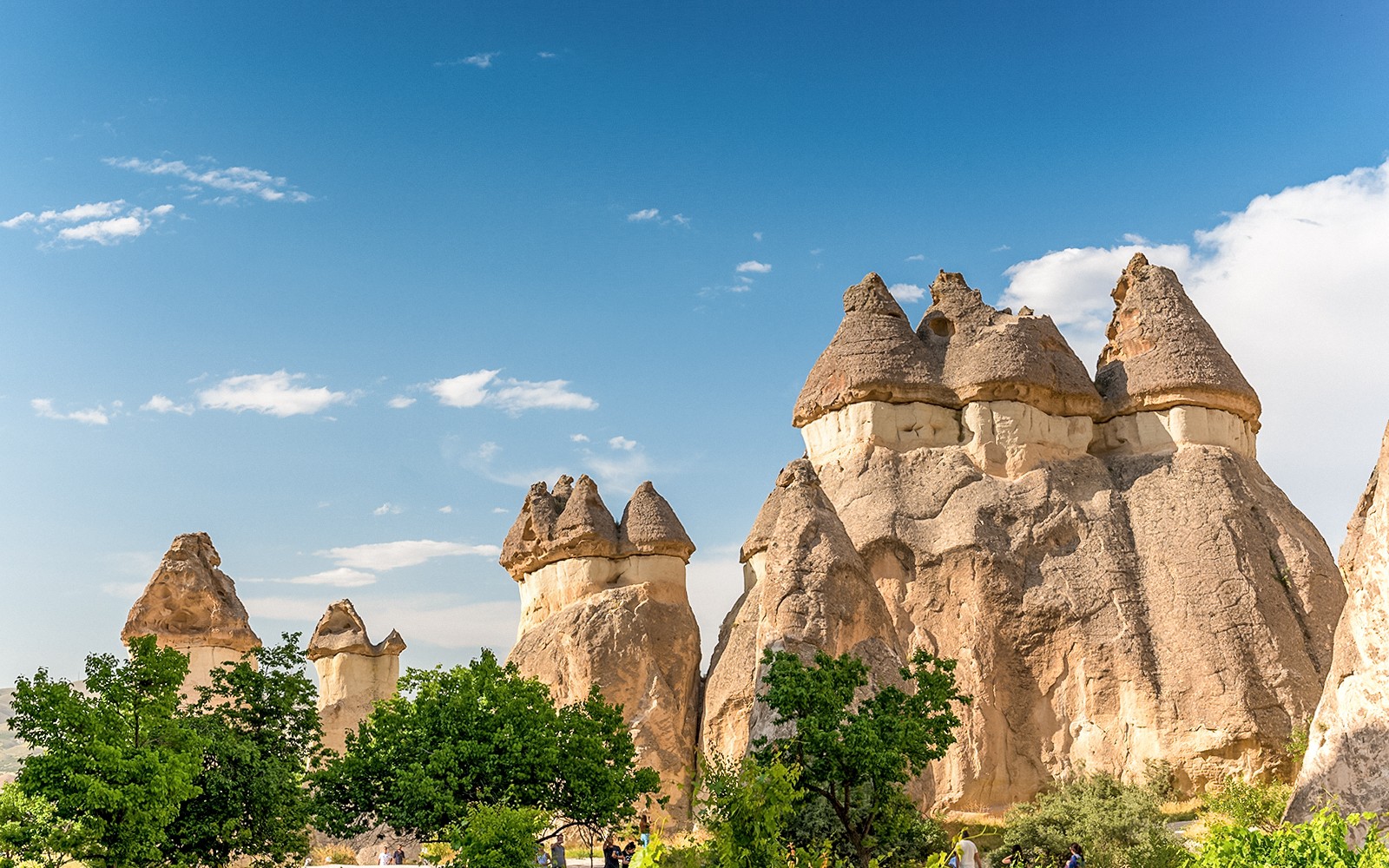 Kapaadokya, Türkiye'deki peribacaları, masmavi gökyüzünün altında.