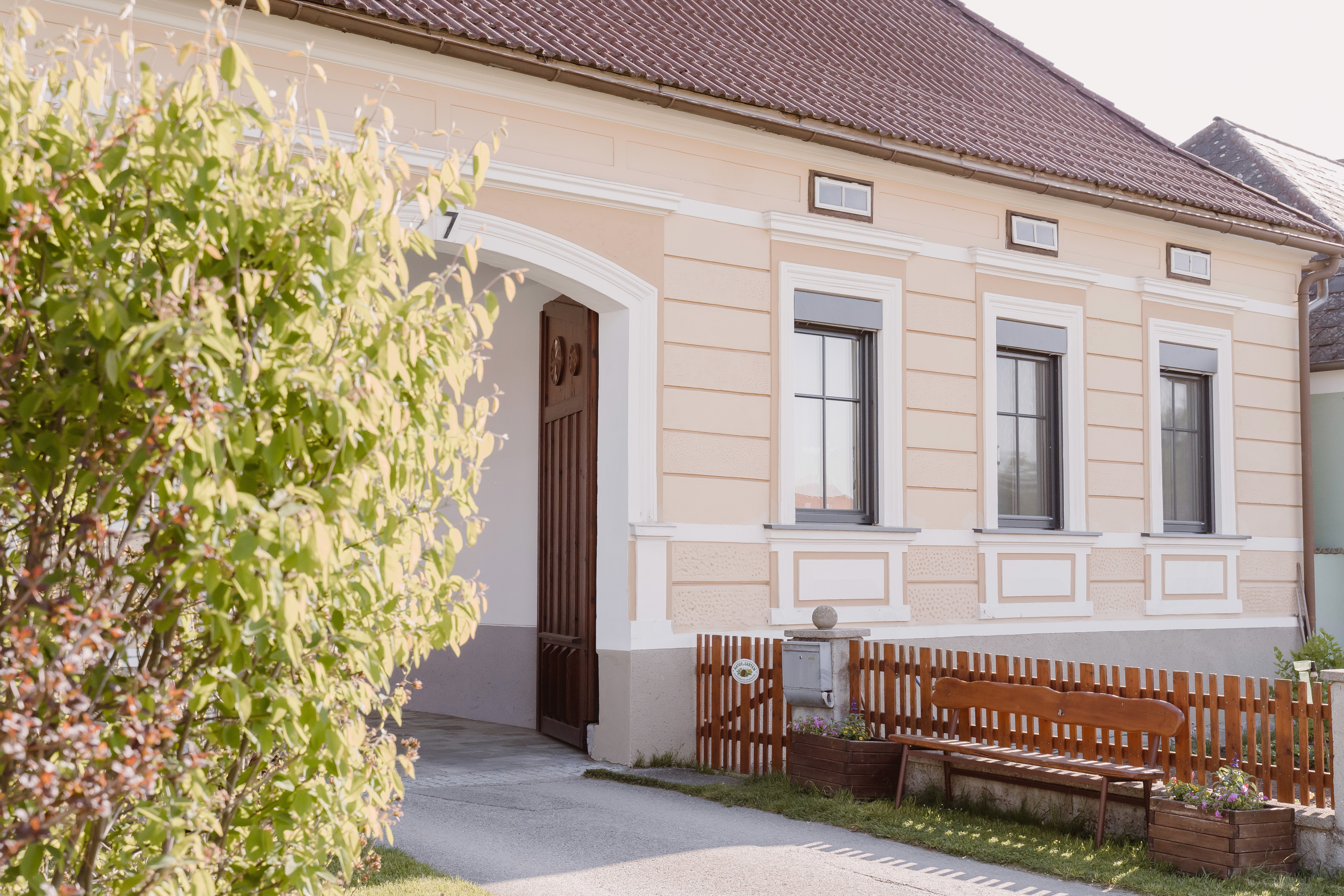Florent Garden’s vegetable field with wheelbarrow and greenhouse in a seasonal farming setup