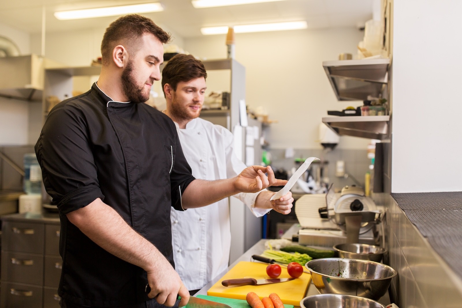 Foutloze communicatie tussen bediening en keuken: automatische maakbonnen en berichten zoals 'Gerechten uitserveren' voor een efficiënte workflow.