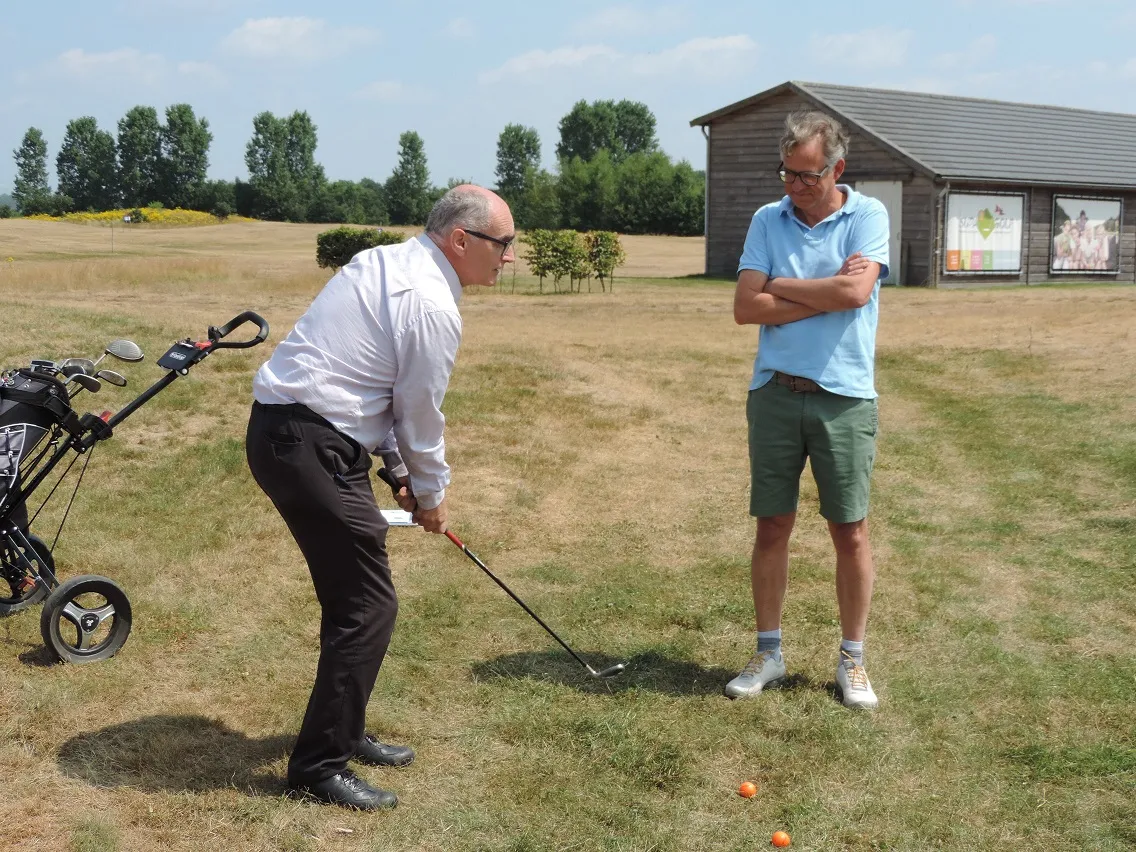 Foto van Mark Theelen die een golfslag instrueert met oefening van zelfregulering