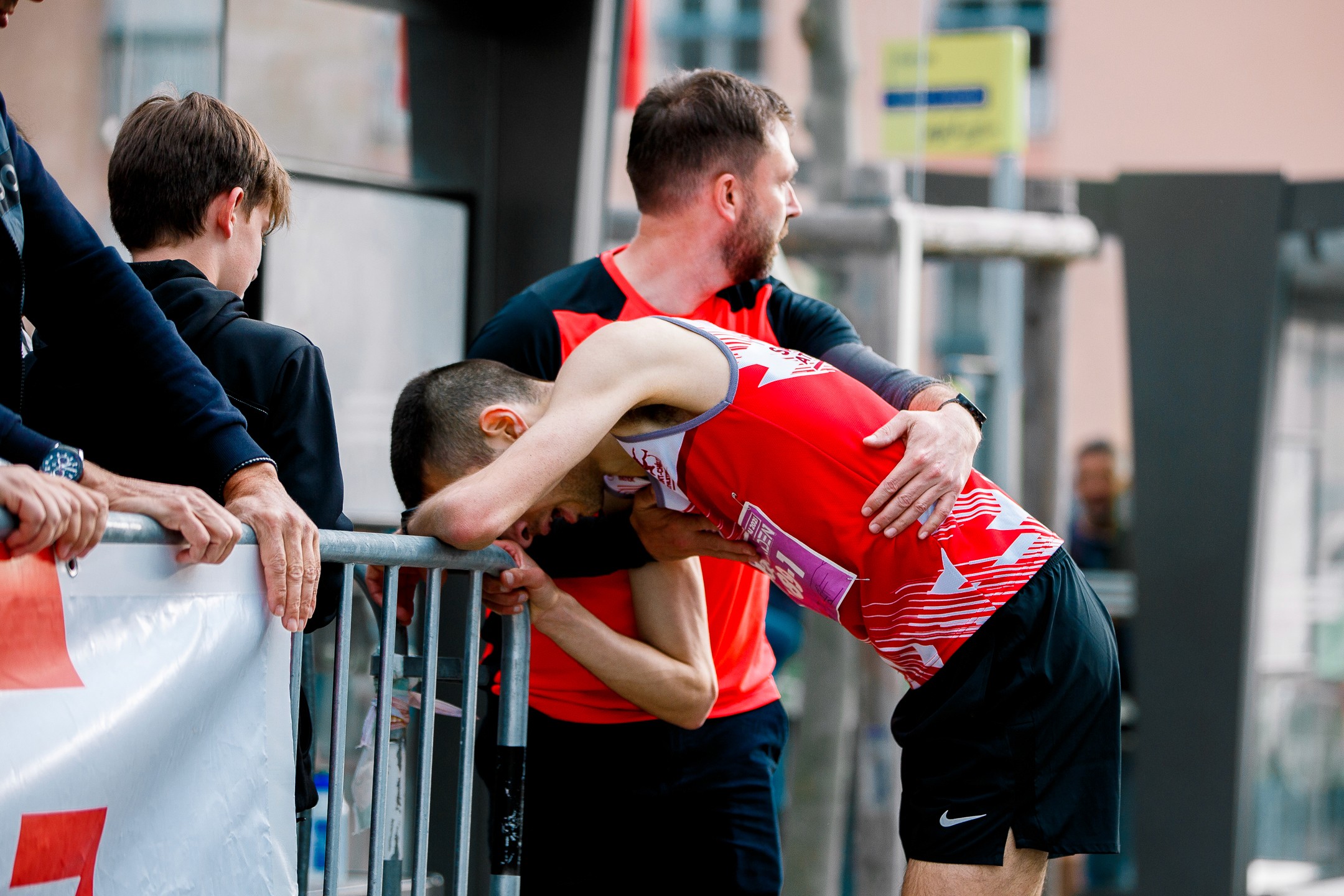 Moment d’émotion d’un coureur de l’équipe gagnante du Mendekiden 2025