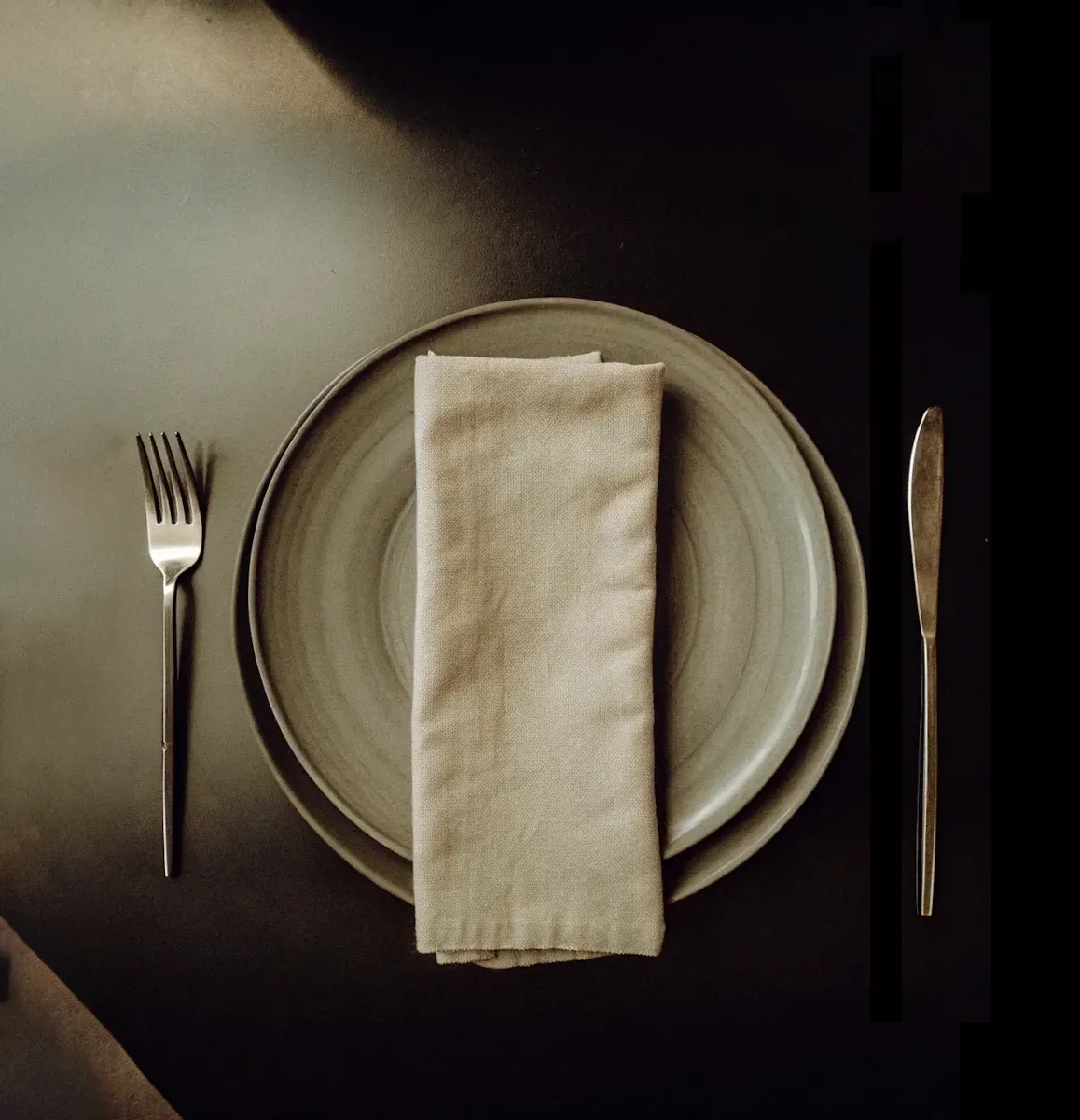 Minimalist Table Setting 
