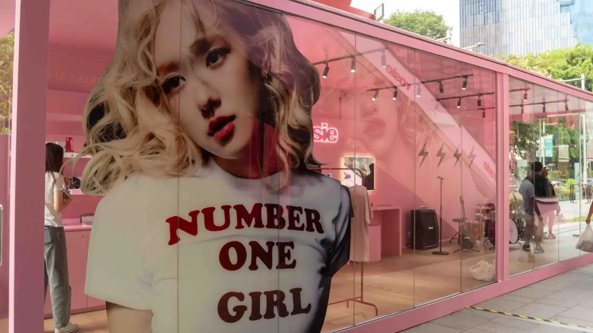 This image showcases BLACKPINK’s ROSÉ’s first Singapore pop-up shop on Singapore’s Orchard Road.
