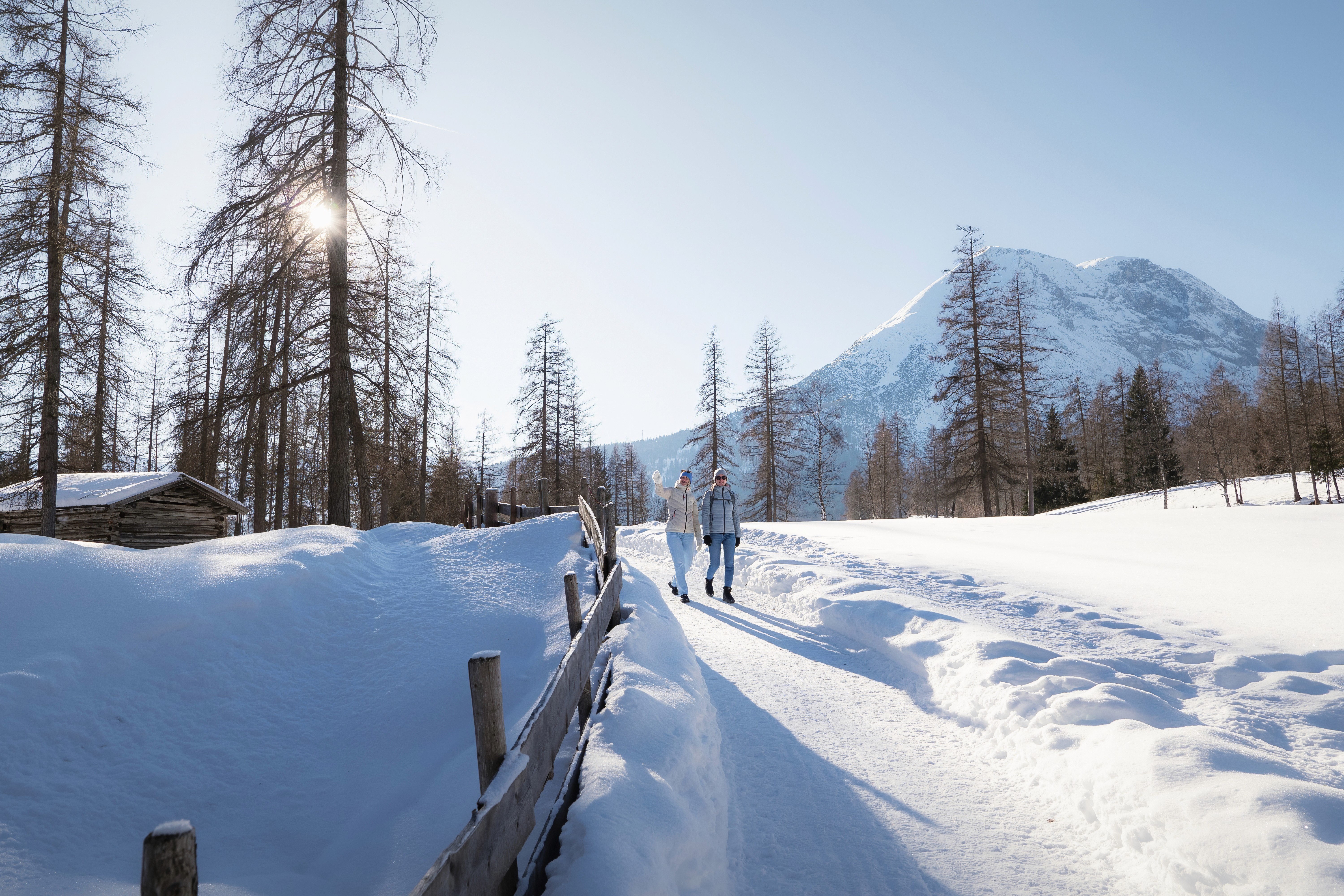 Pärchen spaziert in schneebedeckter Landschaft in romantischer Stimmung am oberen Wiesenweg in Leutasch