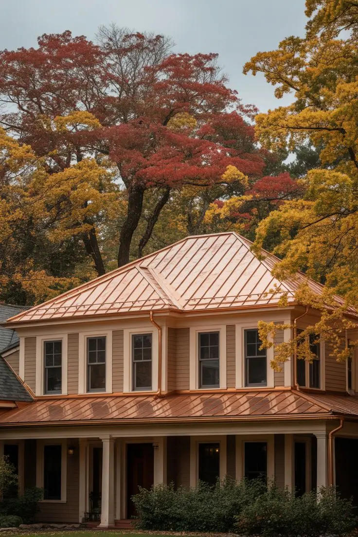 Toiture en cuivre avec patine naturelle installée sur une maison haut de gamme à Montréal