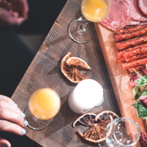 Ароматные водки в сочетании с польскими закусками в помещении с уютным свечным освещением