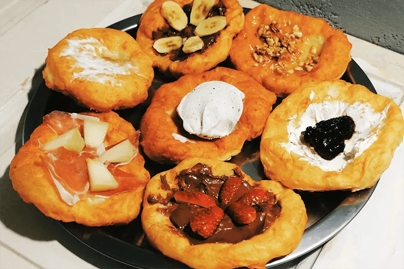 Mekitsa & Coffee - Mekitsa with toppings