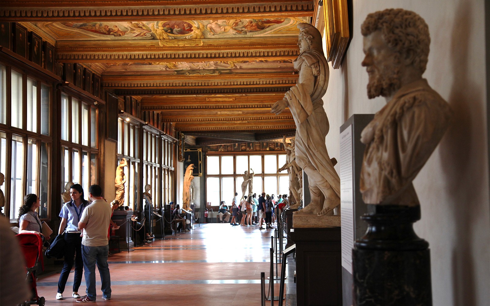 乌菲兹美术馆内部设有文艺复兴时期雕塑，佛罗伦萨城市之旅。