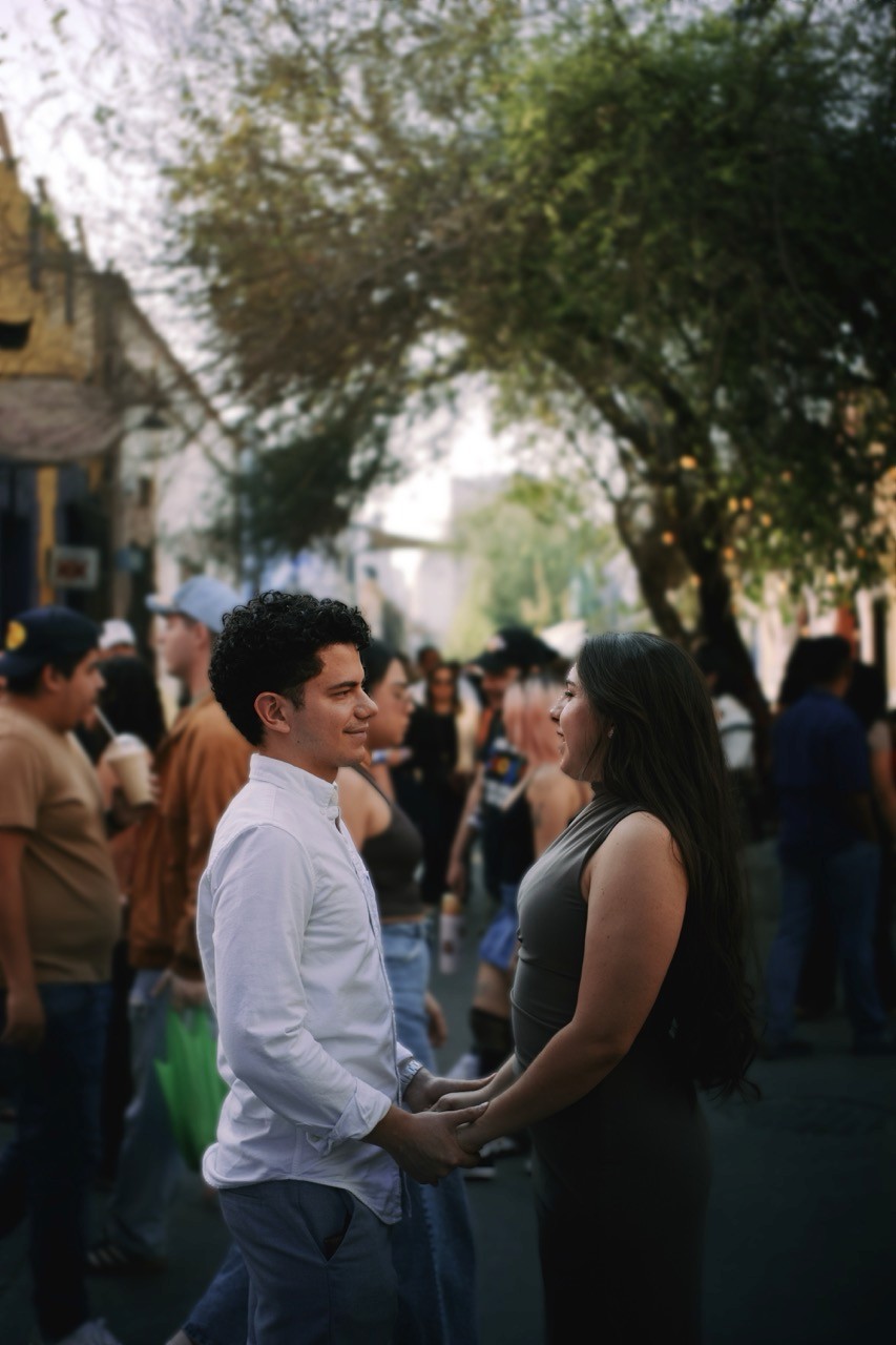 Person with light blue shirt looks to his right side