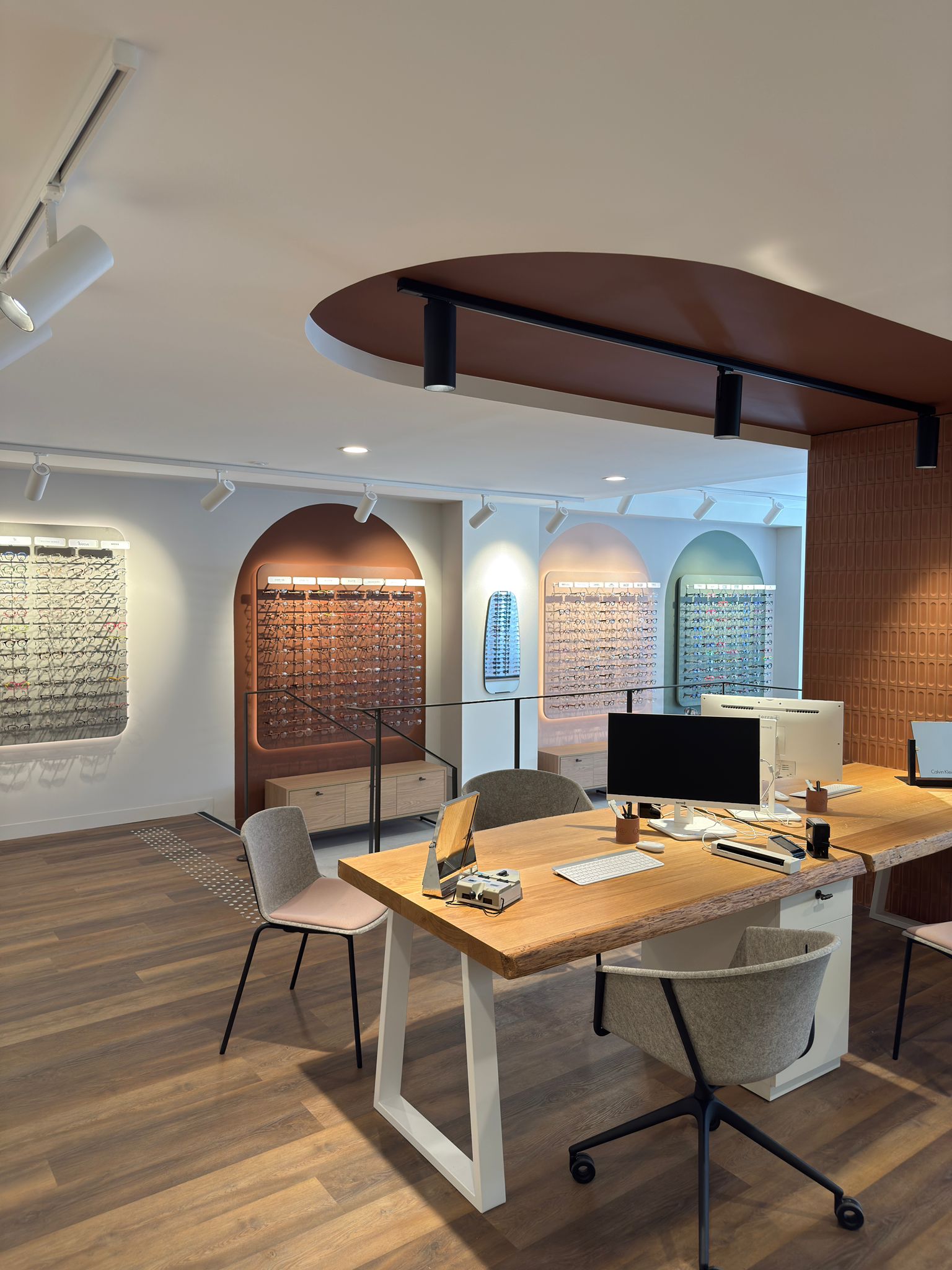 Intérieur de la boutique d'optique La Lunetterie Paimpolaise à Paimpol