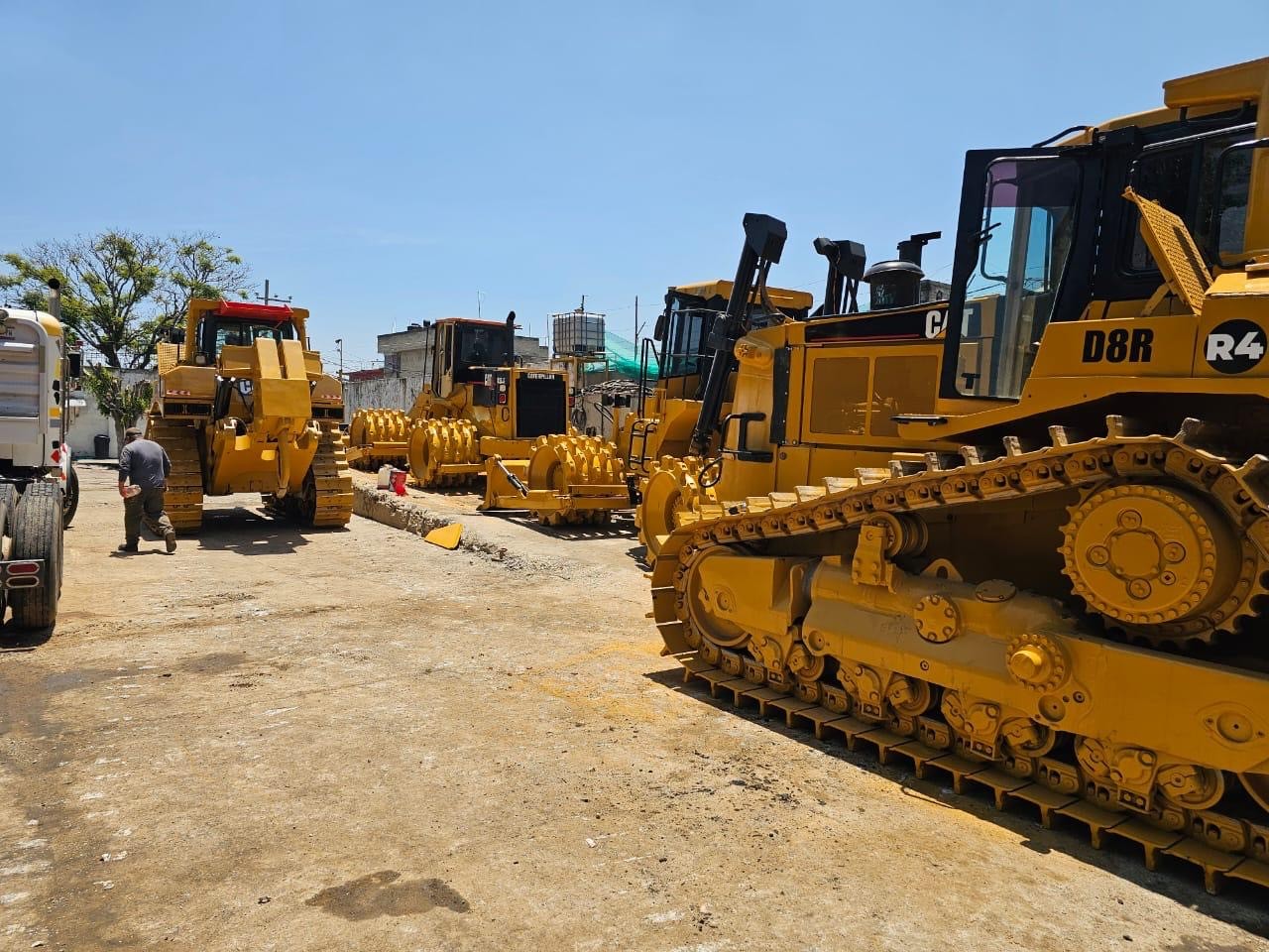 Tractor de orugas Caterpillar para nivelación y movimiento de tierra