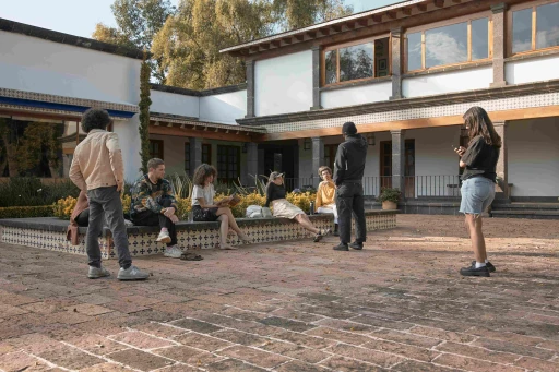 Patio exterior de Cobertizo residencia artística con artistas en residencia, Jilotepec, México