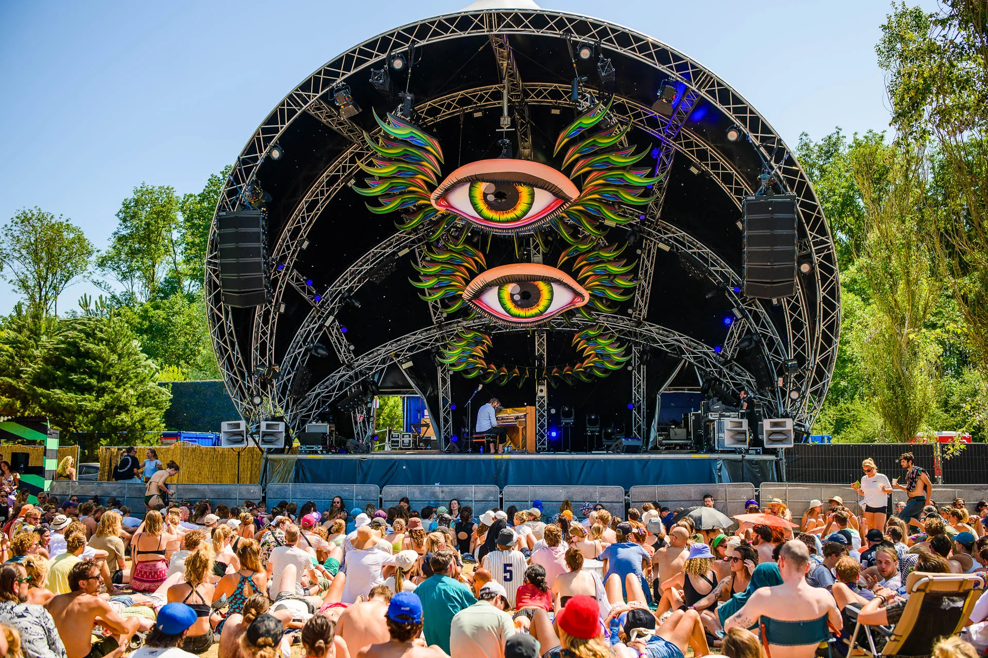 Stage design met creatieve grote ogen en aankleding