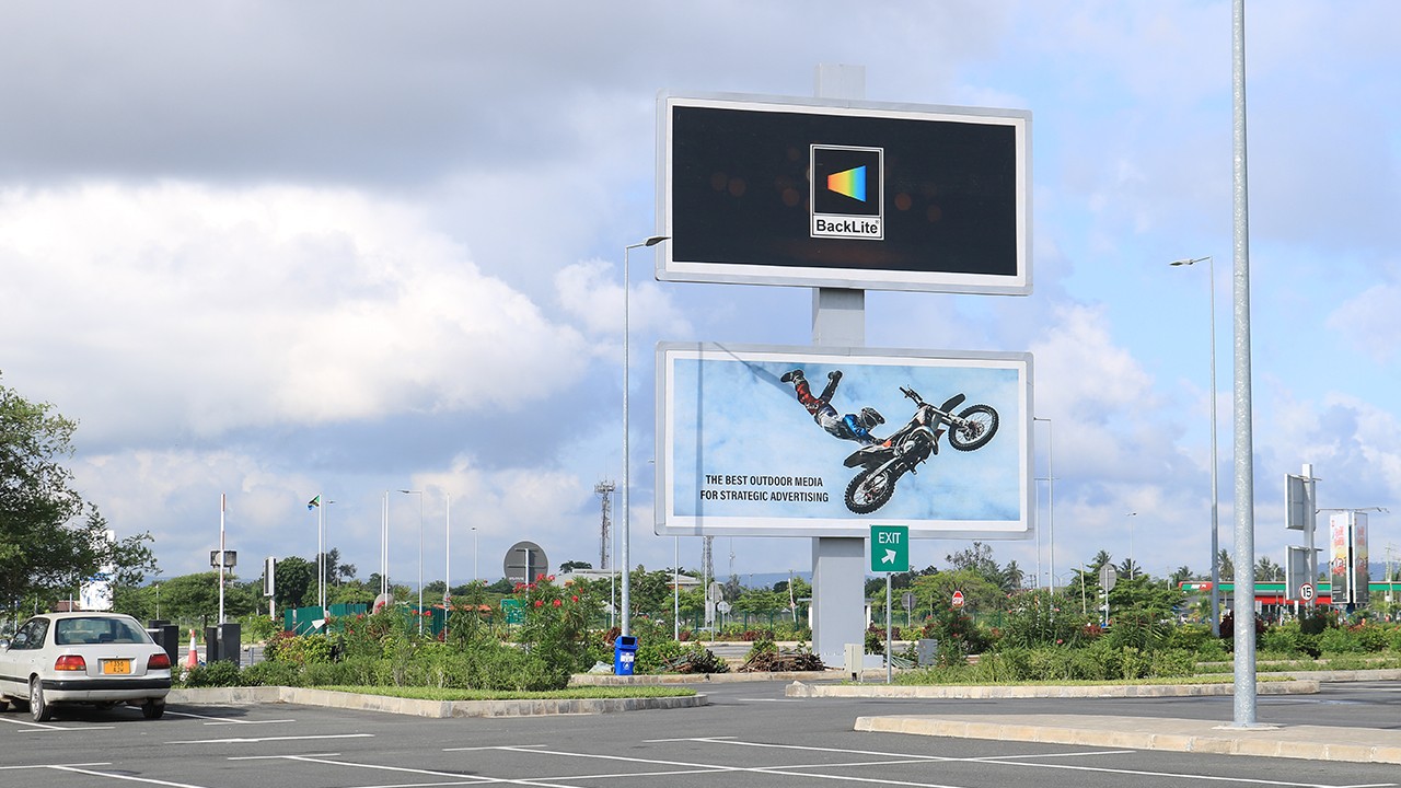 #DD06, Seen by Arrivals and parking lot