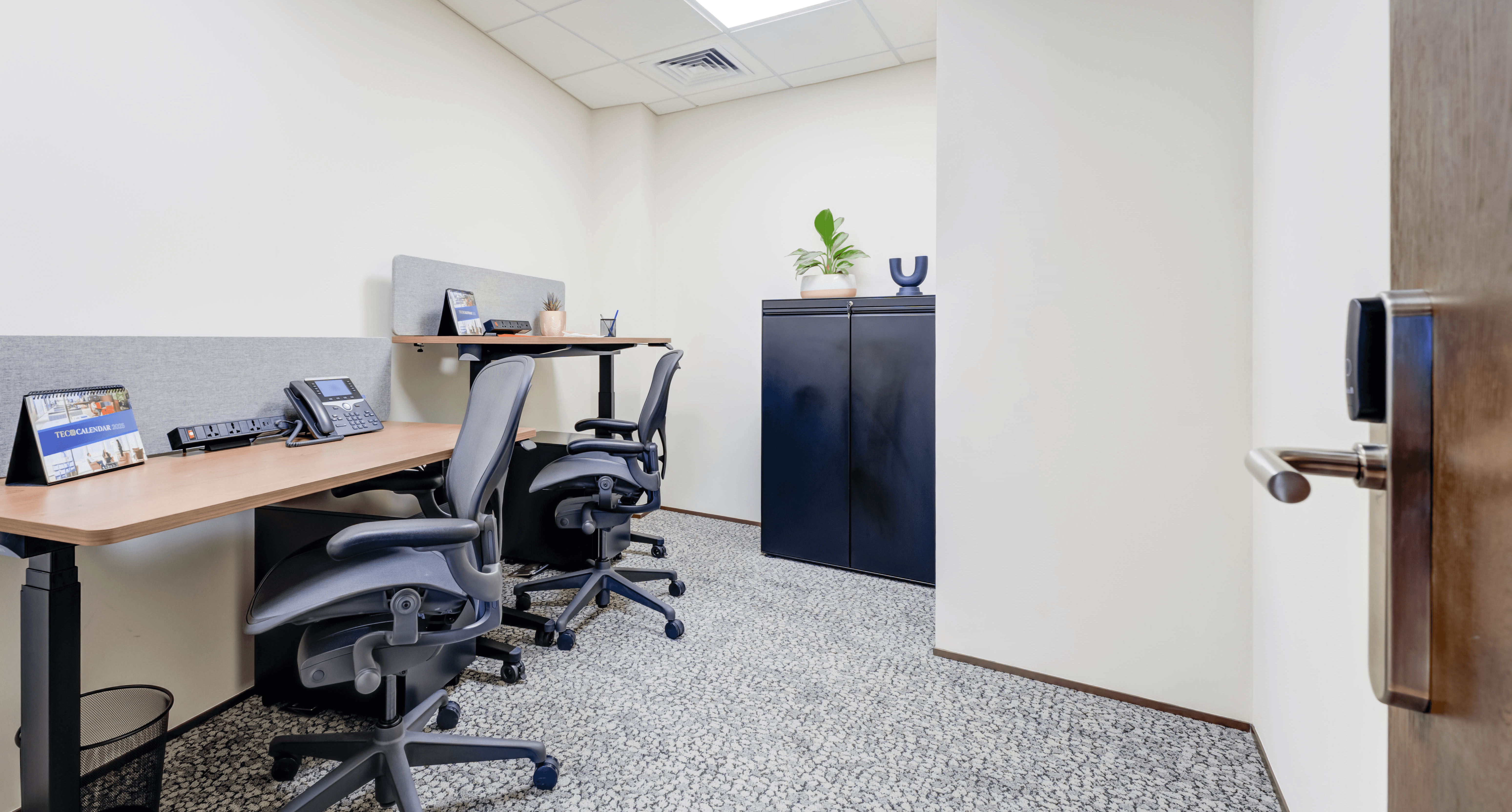 لقطة خارجية توضح مساحة عمل المركز التنفيذي.