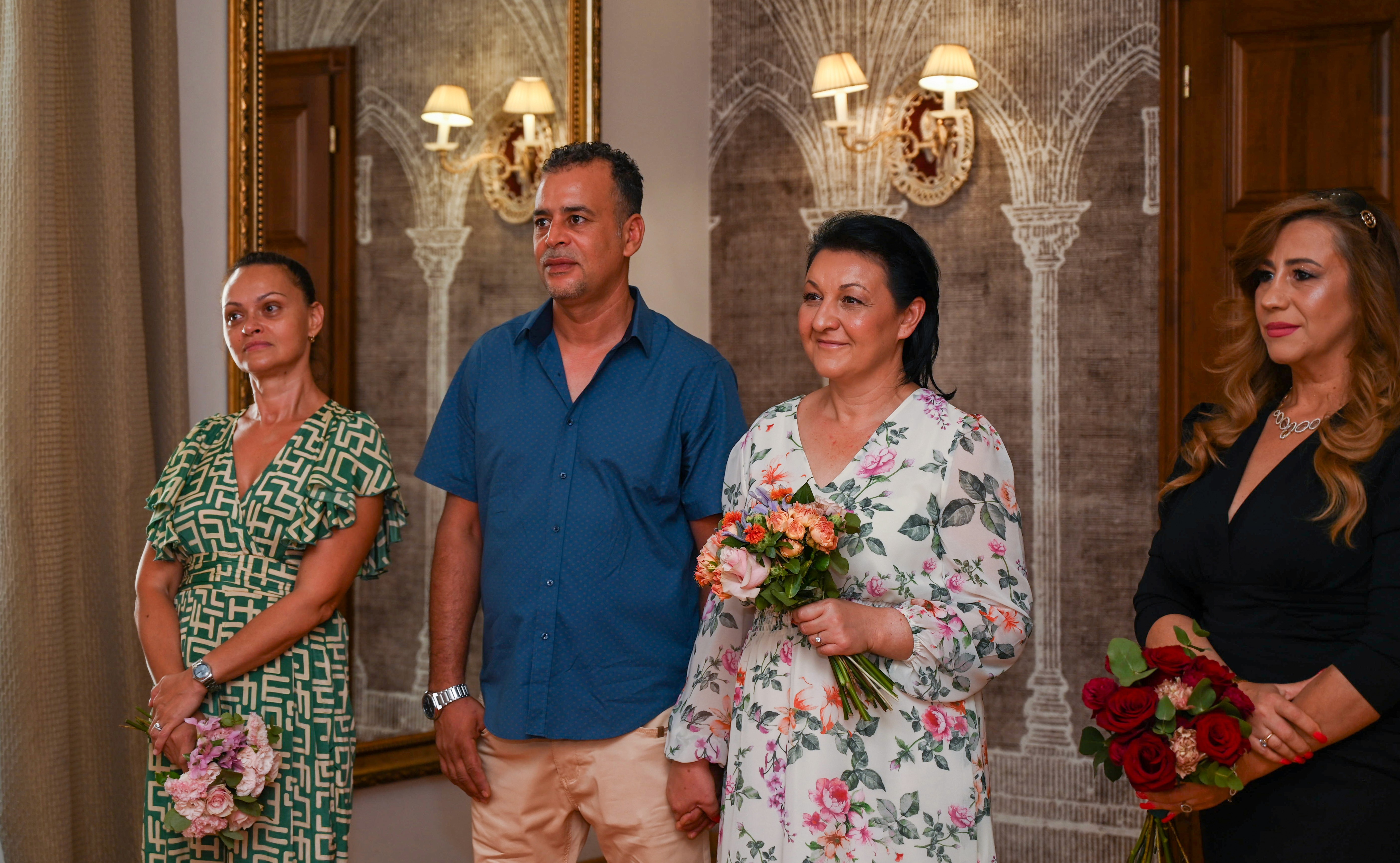 Părinții mirilor emoționați în timpul ceremoniei de cununie civilă la Starea Civilă sector 4 din București.