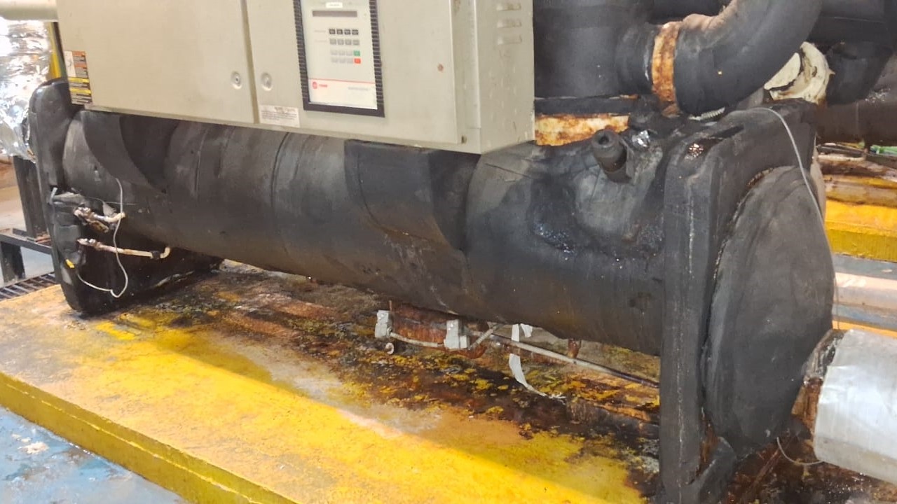 Máquina branca em instalação industrial