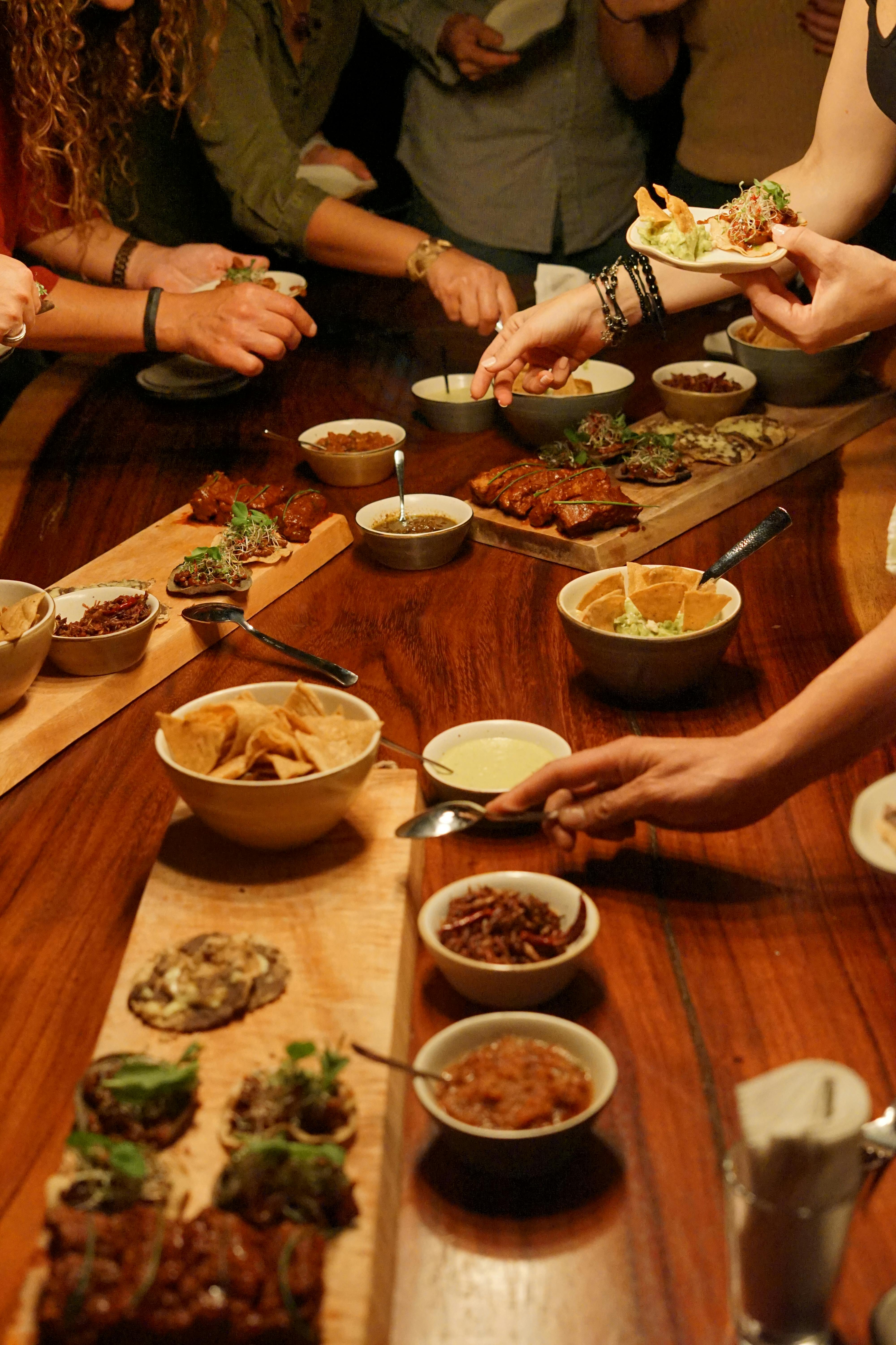 Några personer äter tapas tillsammans