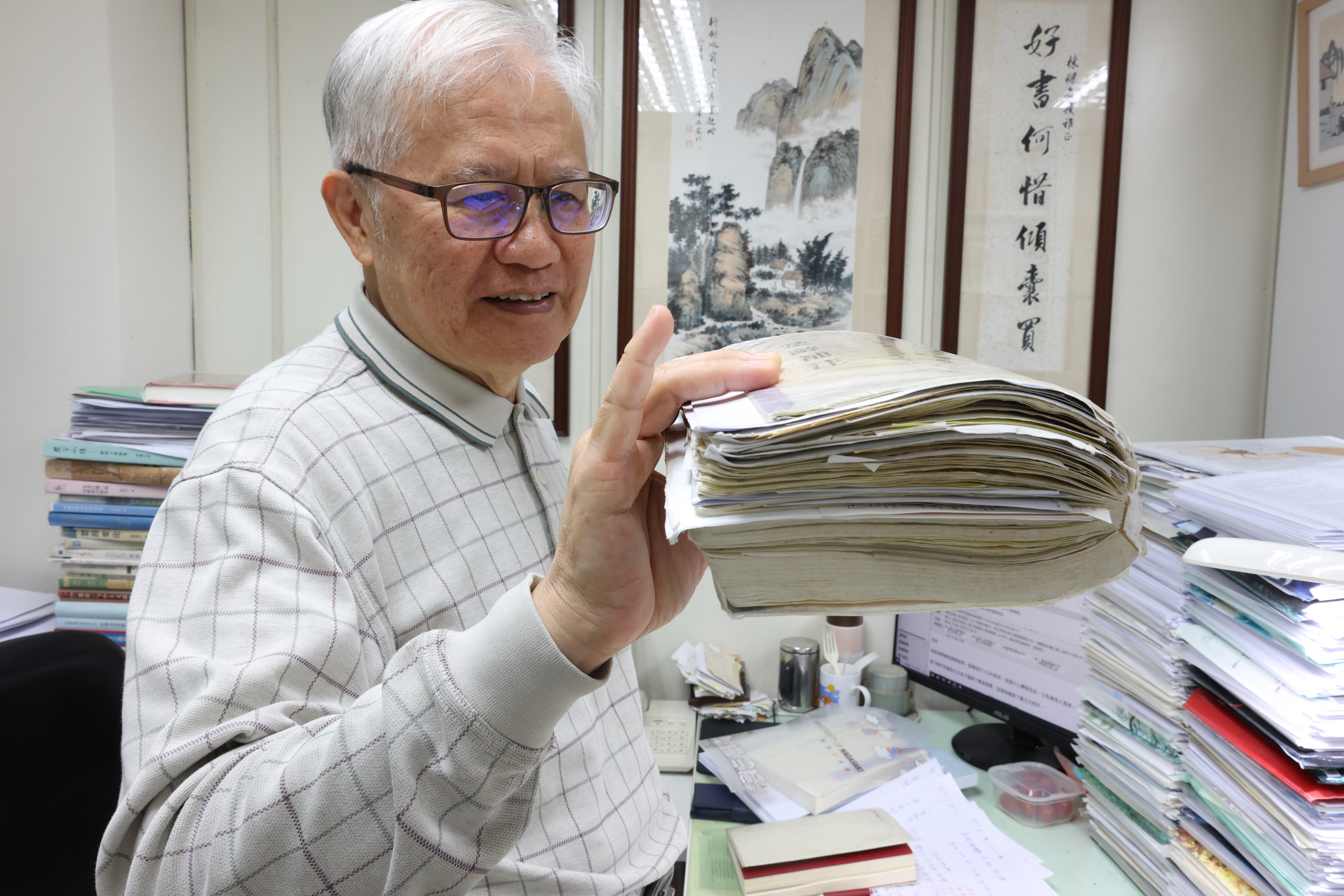 棟樑老師展示筆記的厚度