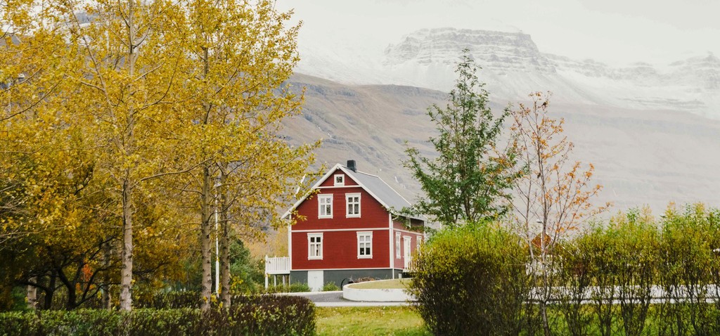 bolig omringet av natur i norsk landskap