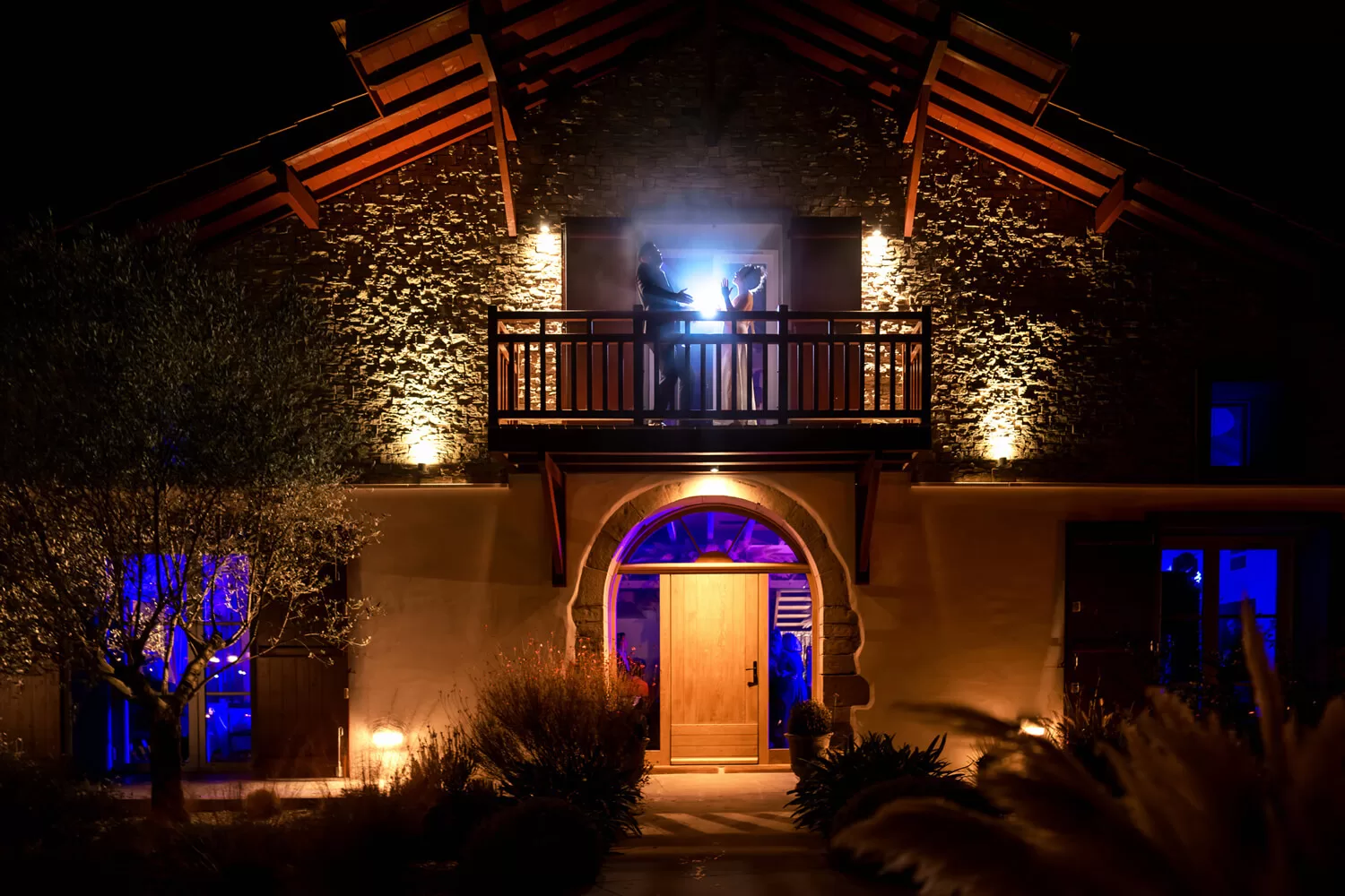 Les mariés font la fête sur le balcon du domaine Etxezahar au Pays Basque.