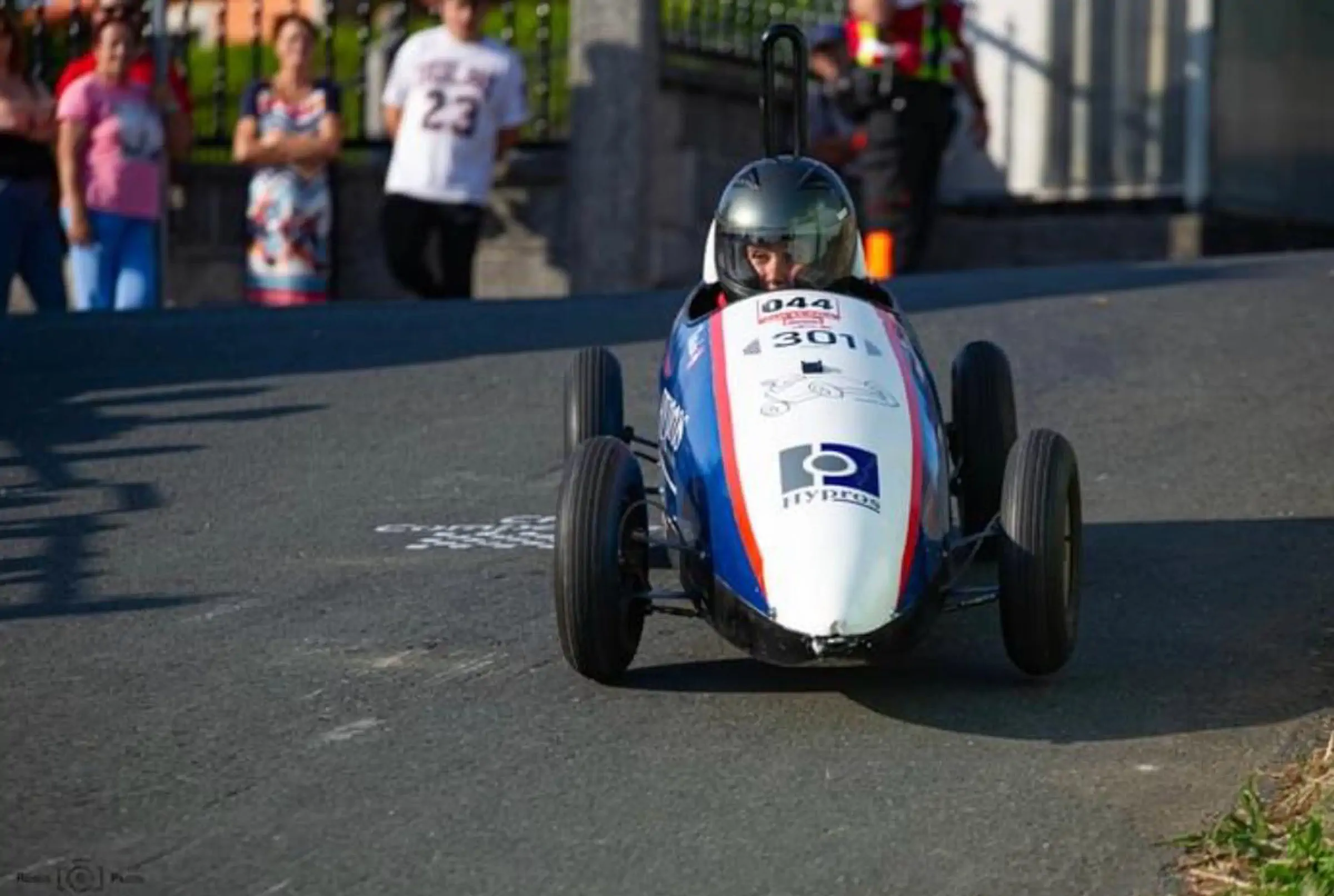 Caisse à savon tricolore numéro 301 en descente vue de face