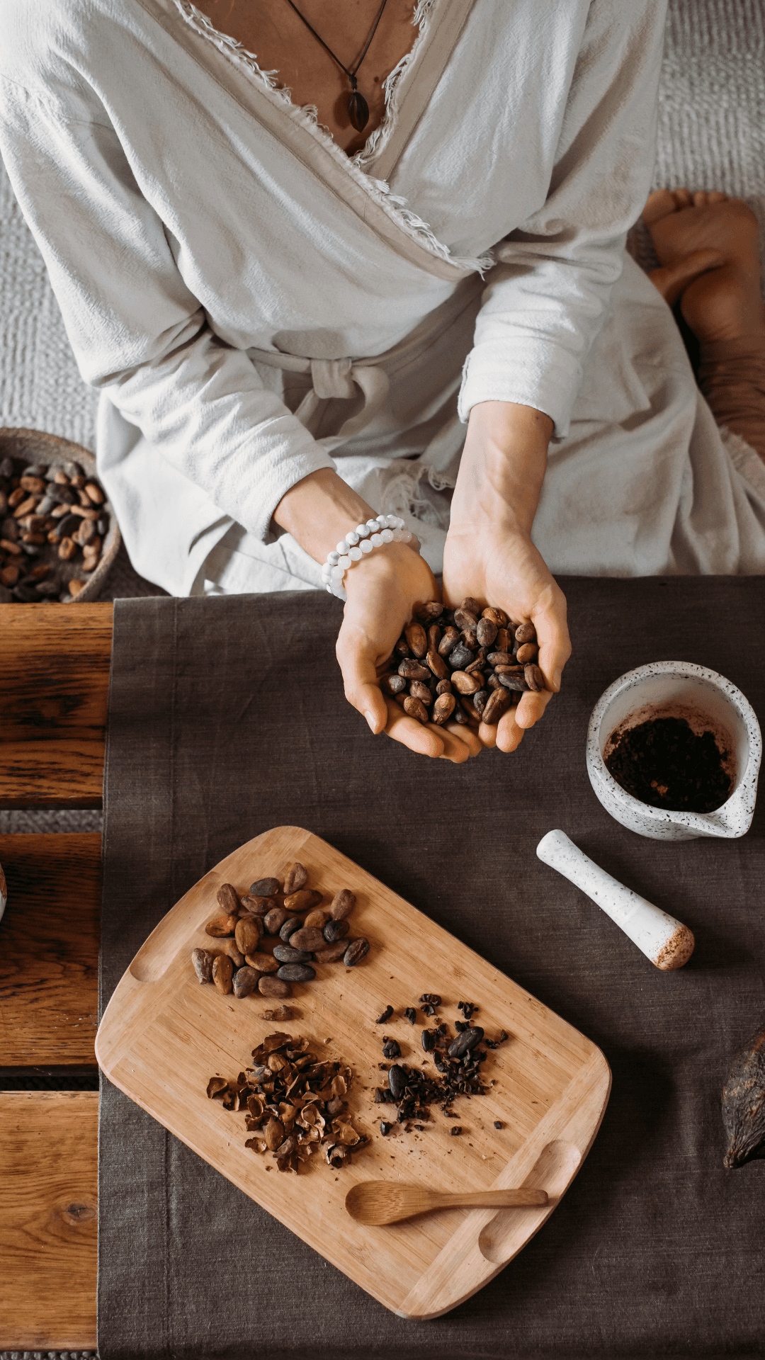 Sabrina Weimann Ernährungsberaterin liegt auf Picknickdecke mit frischem Obst und Gemüse und macht ein Picknick