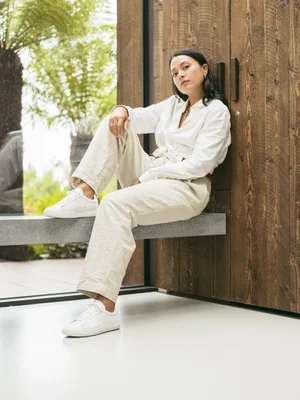 Dans le lookbook de la marque Danoise Another Aspect, le mannequin porte un costume gris et une chemise blanche