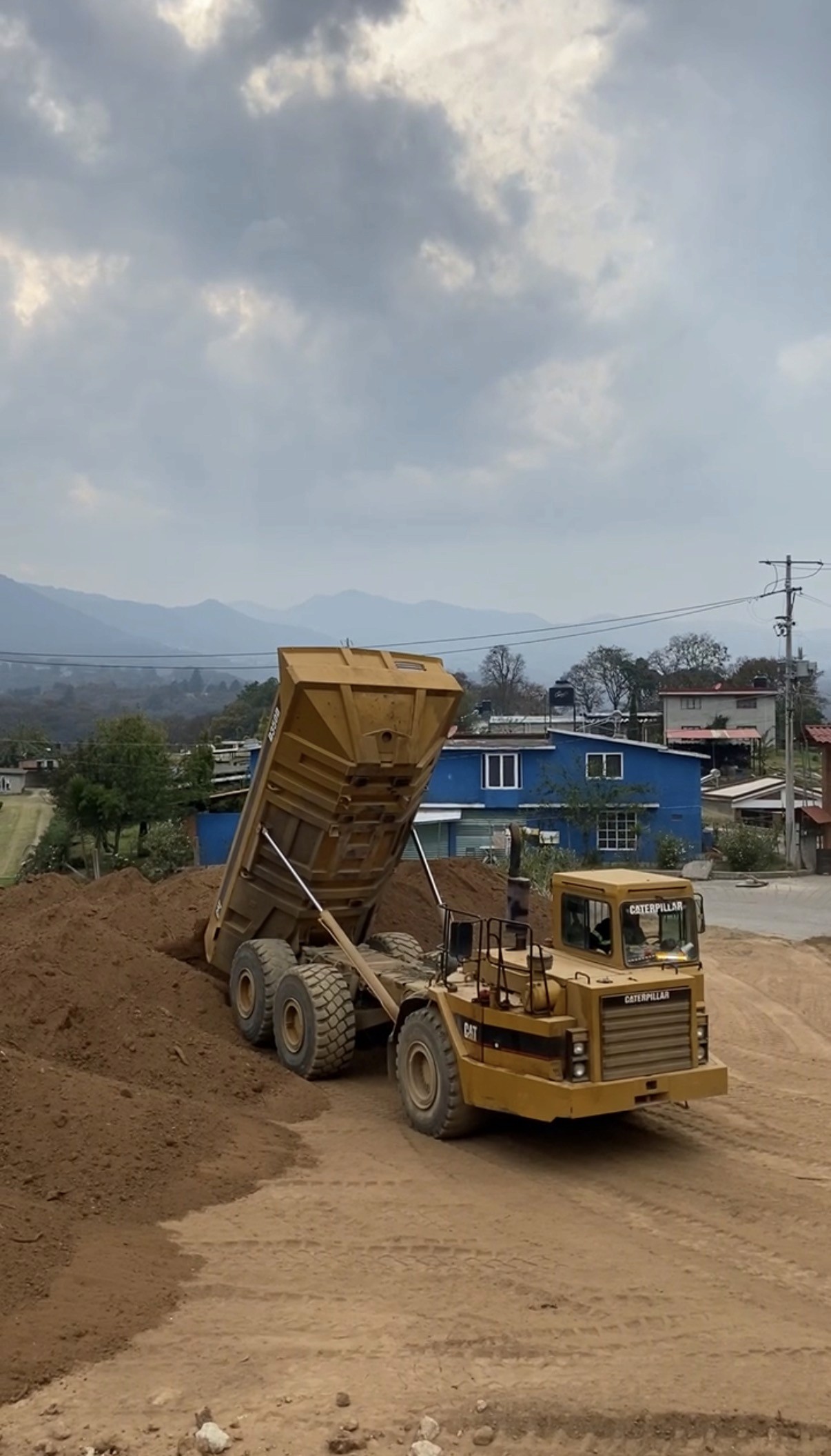 Camión articulado para traslado de material en terrenos irregulares
