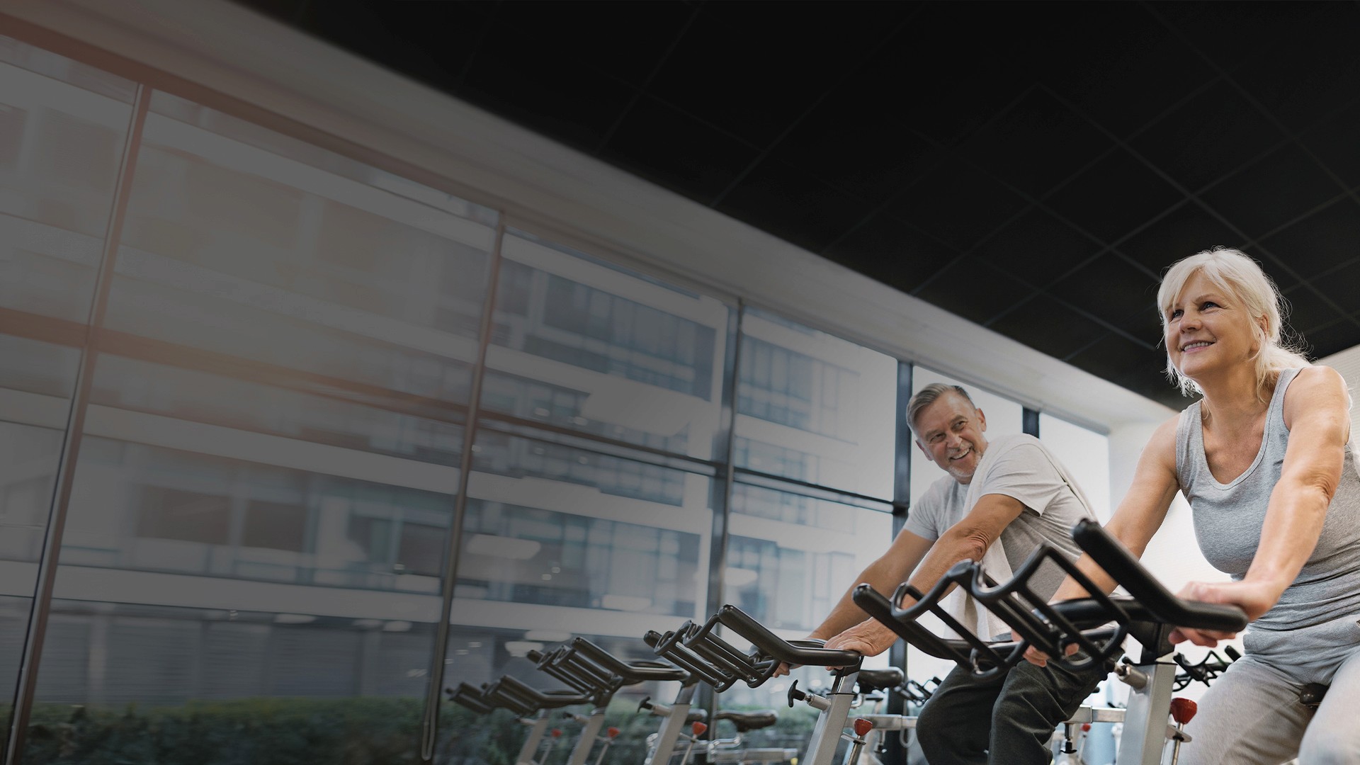 Ein Cycling Kurs in den spektakulären Kursräumen, im XTRAFIT-Gym, bereit für die Europäische Woche des Sports. Elektrisierende Atmosphäre für gute Trainings und Kurse, die Teil der #BeActive-Initiative sind. Vom 23. September bis zum 30. September kostenlos erleben.