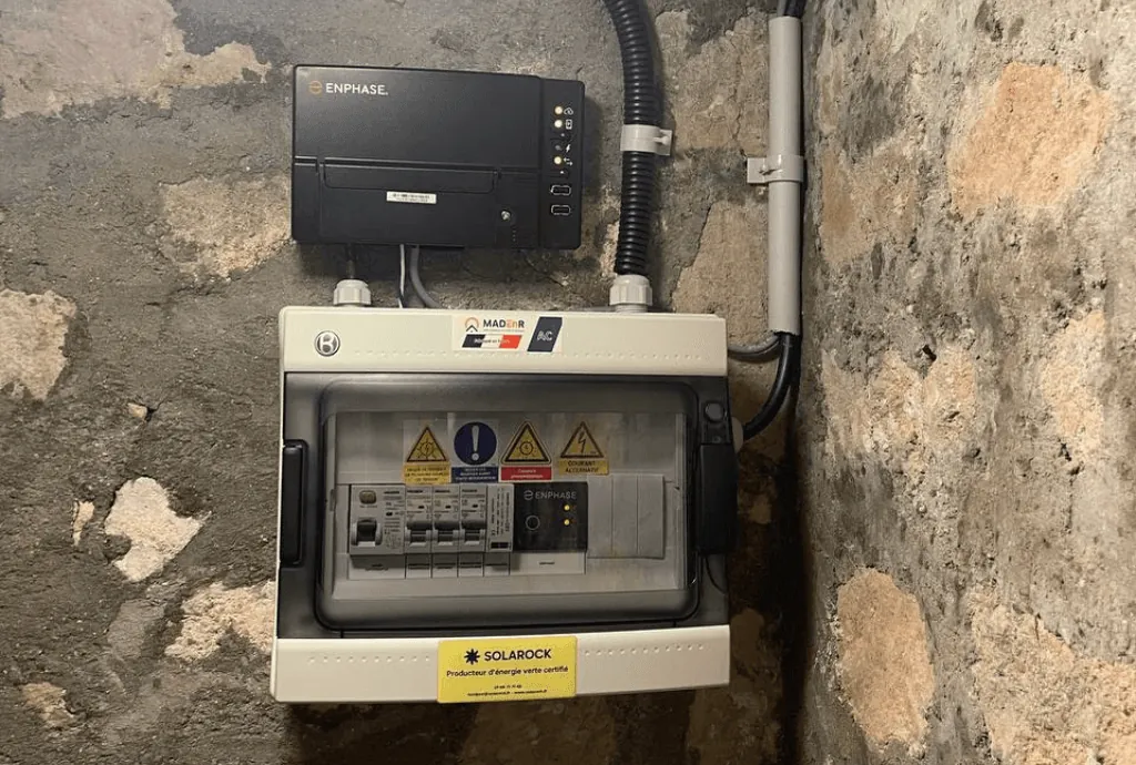 Photo d'un coffret électrique à Saint-Leu-d'Esserent en France équipée de panneaux photovoltaïques dont l'installation a été faite par Solarock.